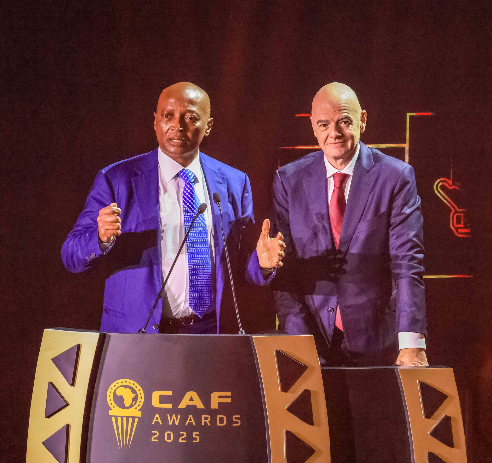 Patrice Motsepe, presidente da CAF, e Gianni Infantino, presidente da Fifa