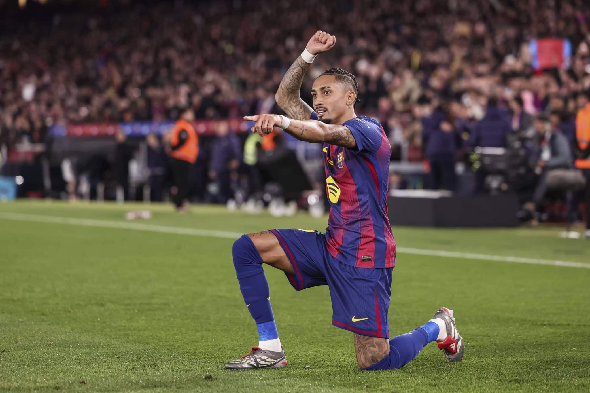 Raphinha celebra gol do Barcelona contra Osasuna