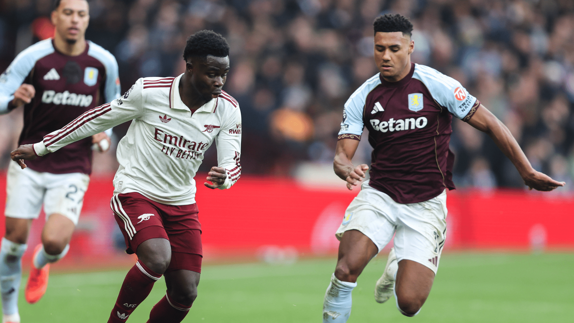 Saka e Watkins durante Aston Villa x Arsenal