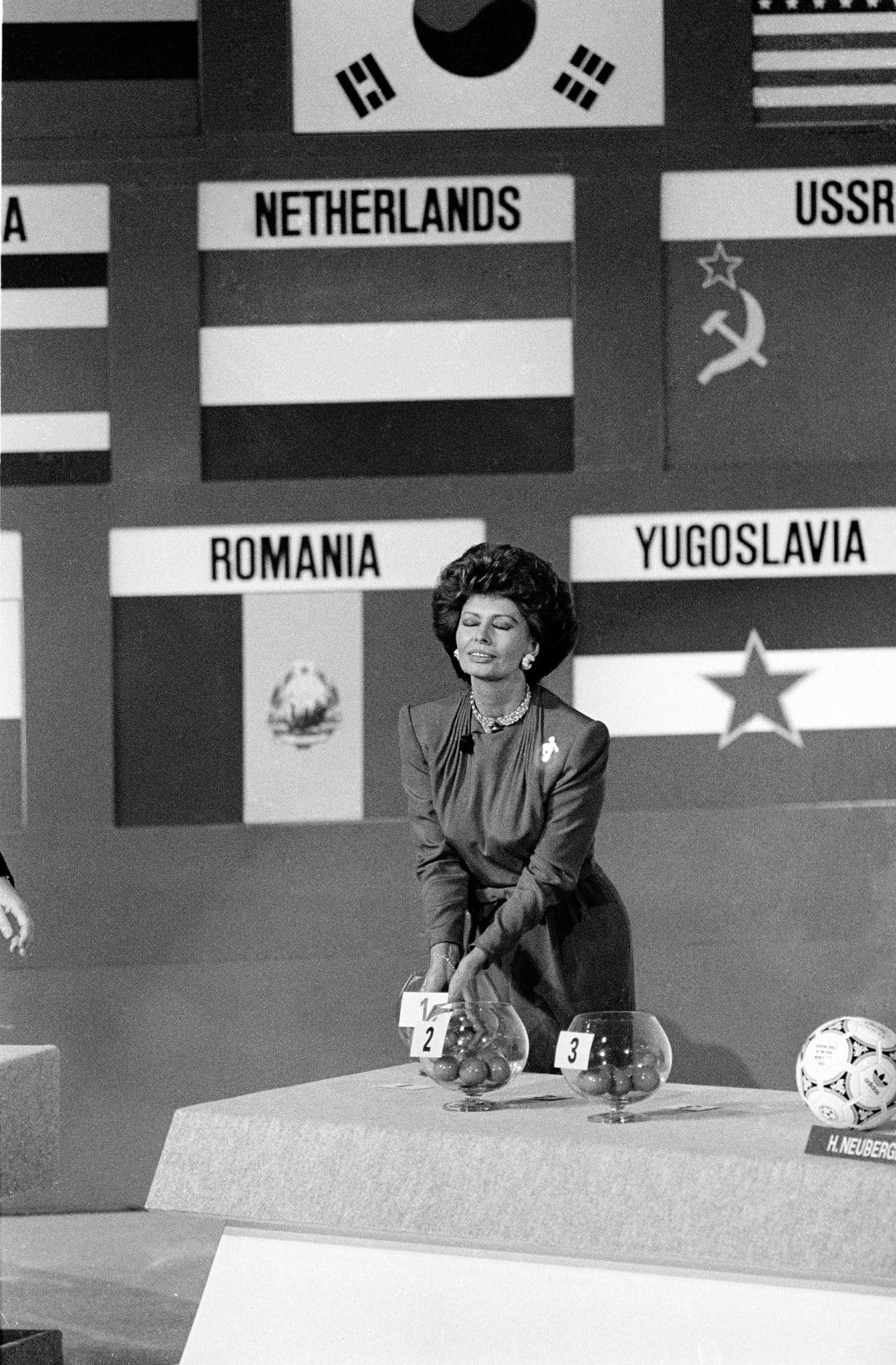 Sophia Loren, atriz, no sorteio da Copa de 1990