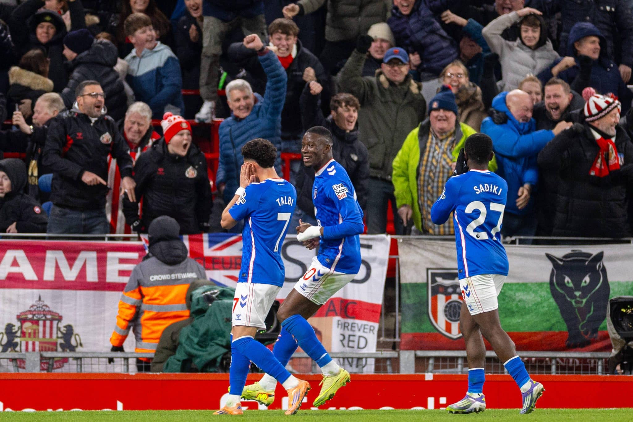 Talbi ap&oacute;s o gol do Sunderland contra o Liverpool