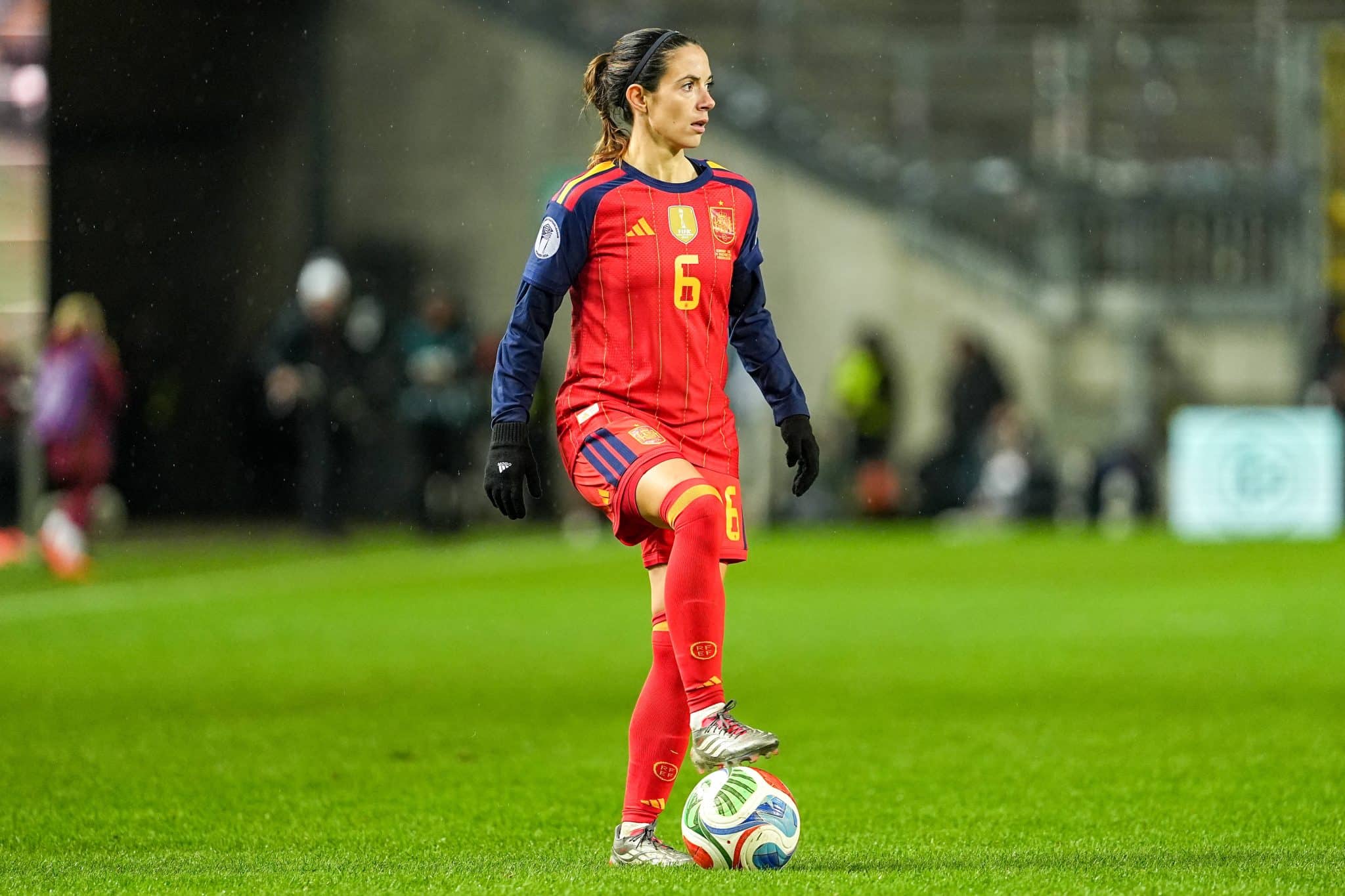Aitana Bonmat&iacute;, em atua&ccedil;&atilde;o pela sele&ccedil;&atilde;o da Espanha (Foto: IMAGO / STEINSIEK.CH)