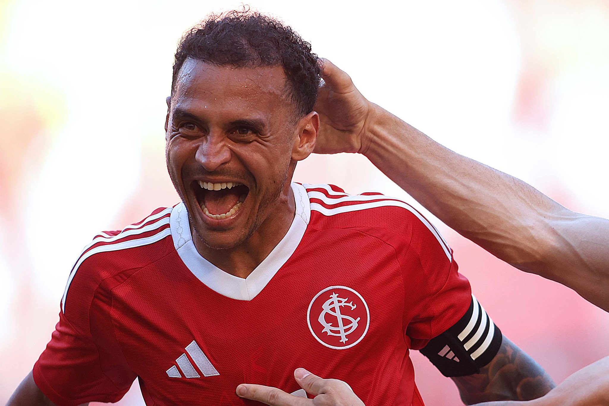 Mesmo seguindo &lsquo;roteiro de rebaixado&rsquo;, Inter se salva no apagar das luzes no Brasileir&atilde;o