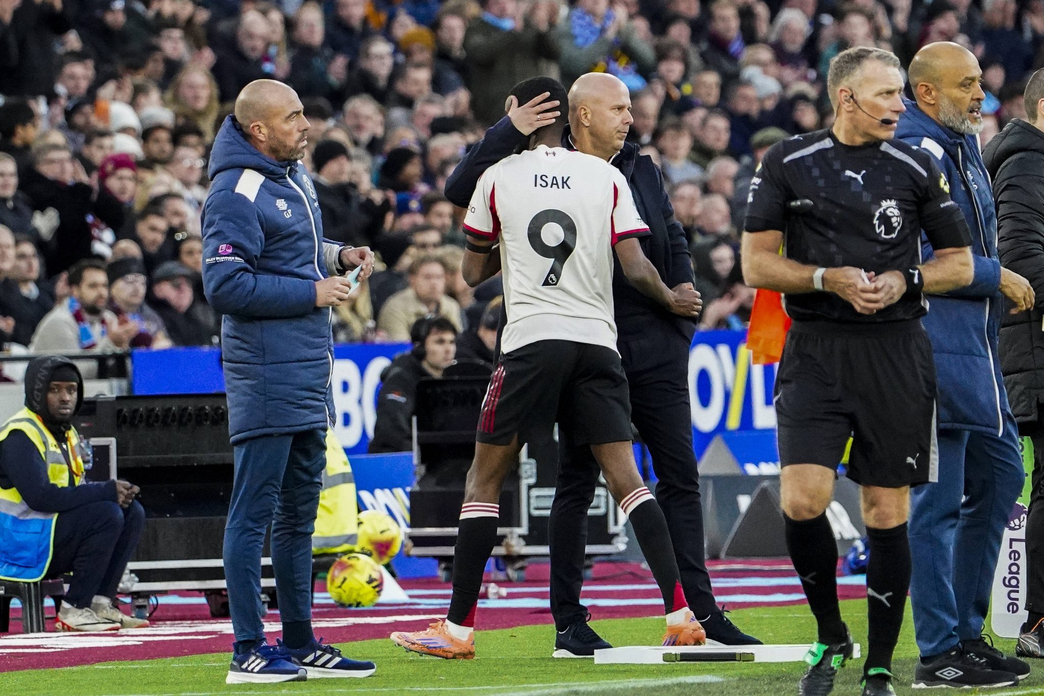 Arne Slot abra&ccedil;a Alexander Isak em jogo do Liverpool (Foto: Imago)