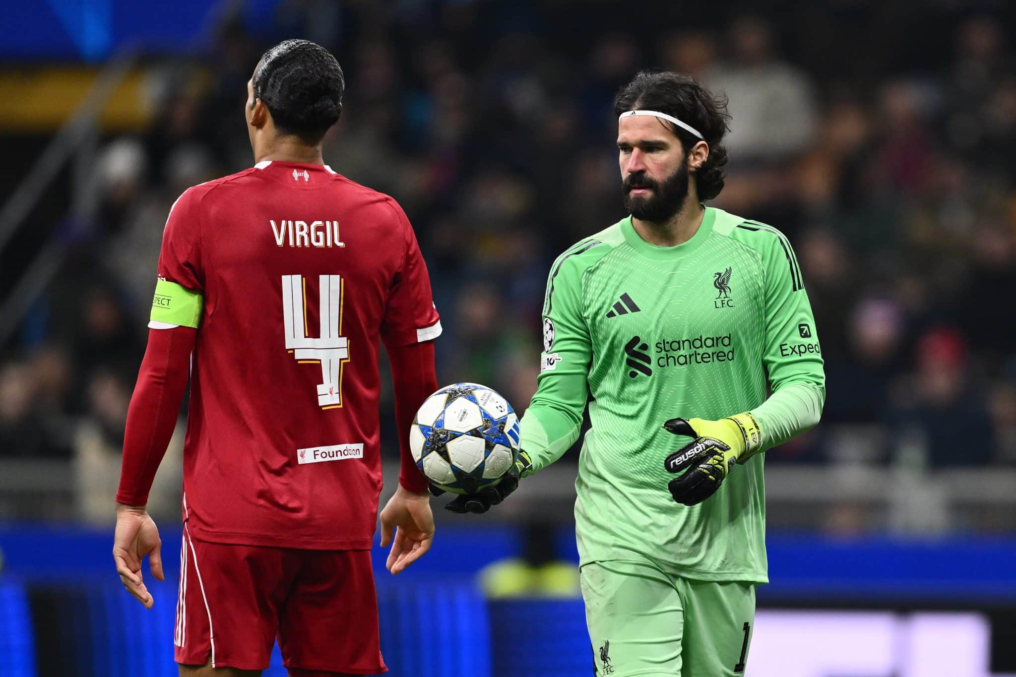 Alisson divide com Van Dijk o posto de atleta mas "ouvido" pelos companheiros