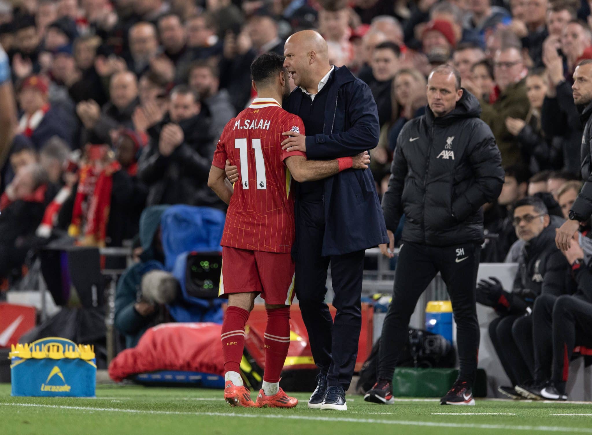 Slot e Salah se cumprimentam durante jogo do Liverpool 