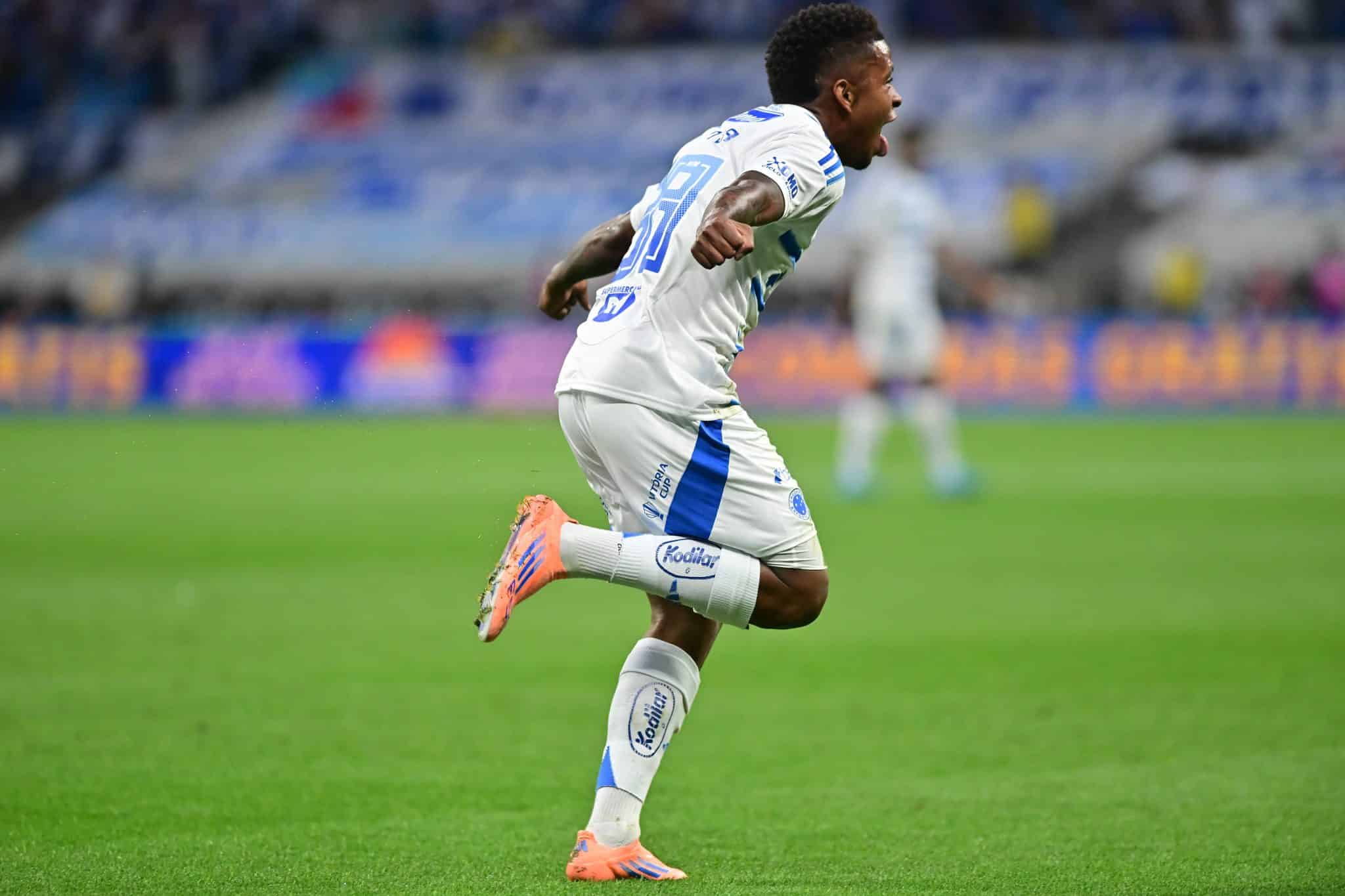 Arroyo comemora gol do Cruzeiro sobre Corinthians (Foto: Imago)