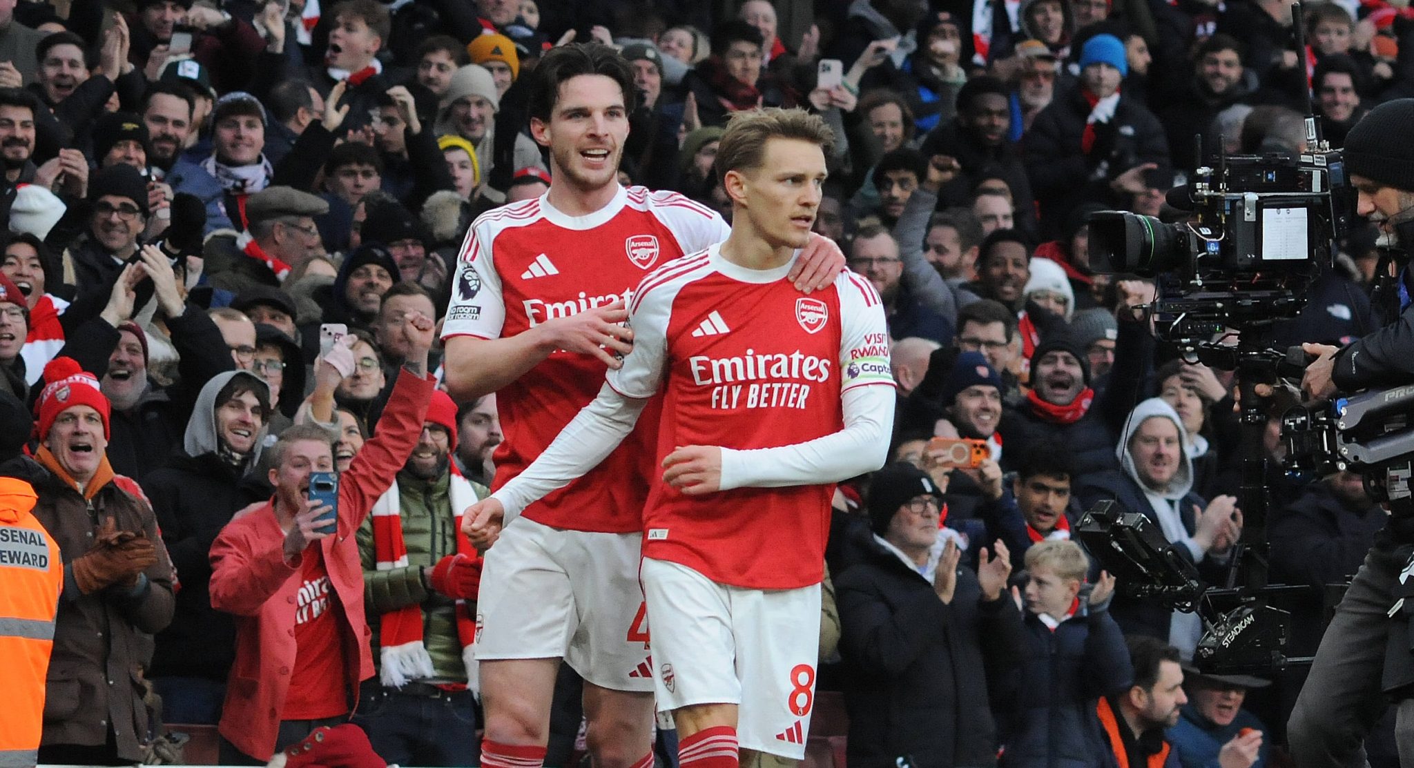 Com trio brasileiro de volta, Arsenal flerta com drama, mas segue l&iacute;der da Premier League