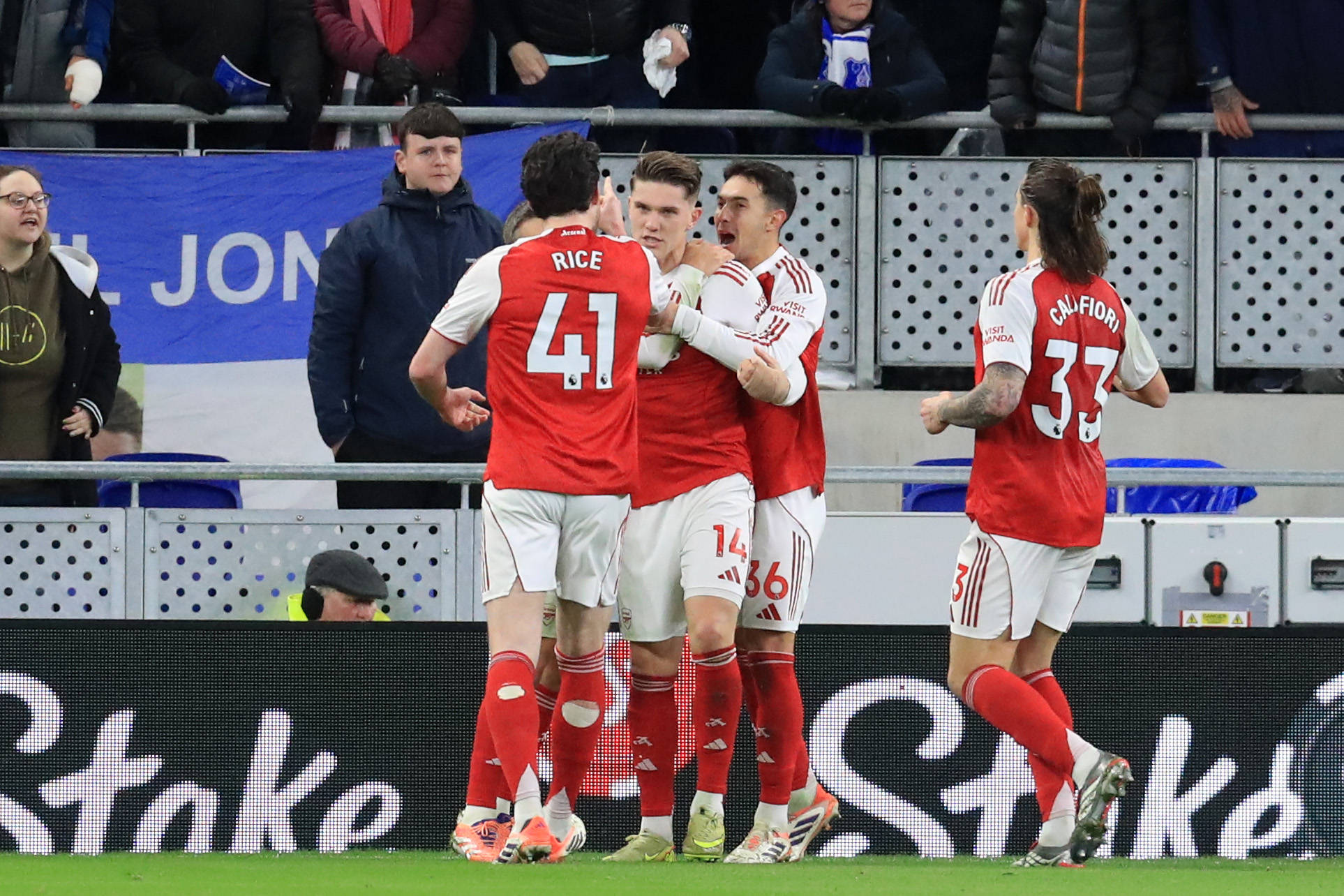 Jogadores do Arsenal comemoram gol contra o Everton