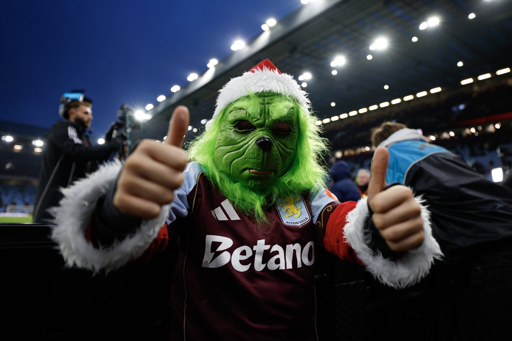 Torcedor do Aston Villa vestido de Grinch