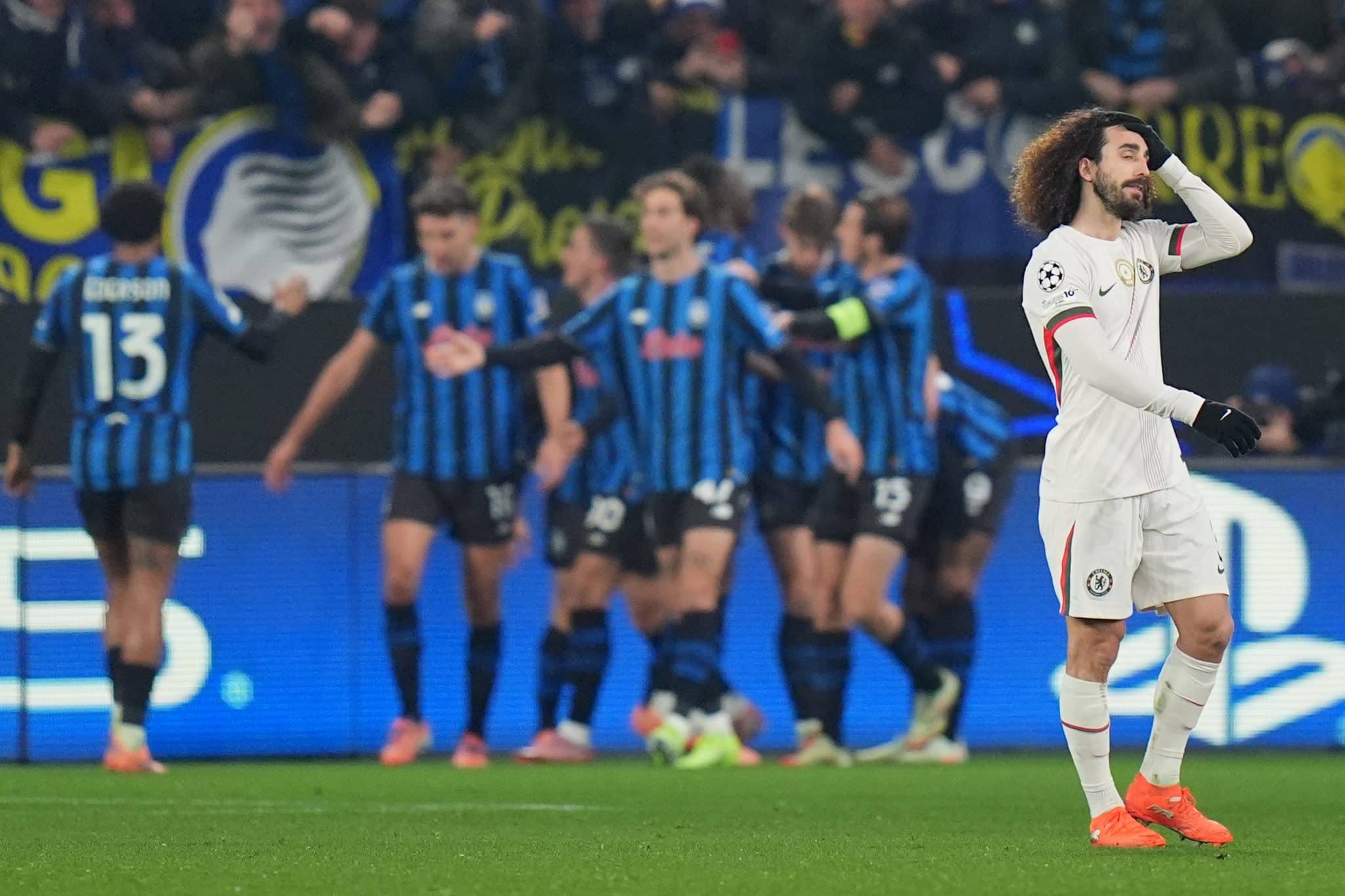 Jogadores da Atalanta celebram gol contra o Chelsea
