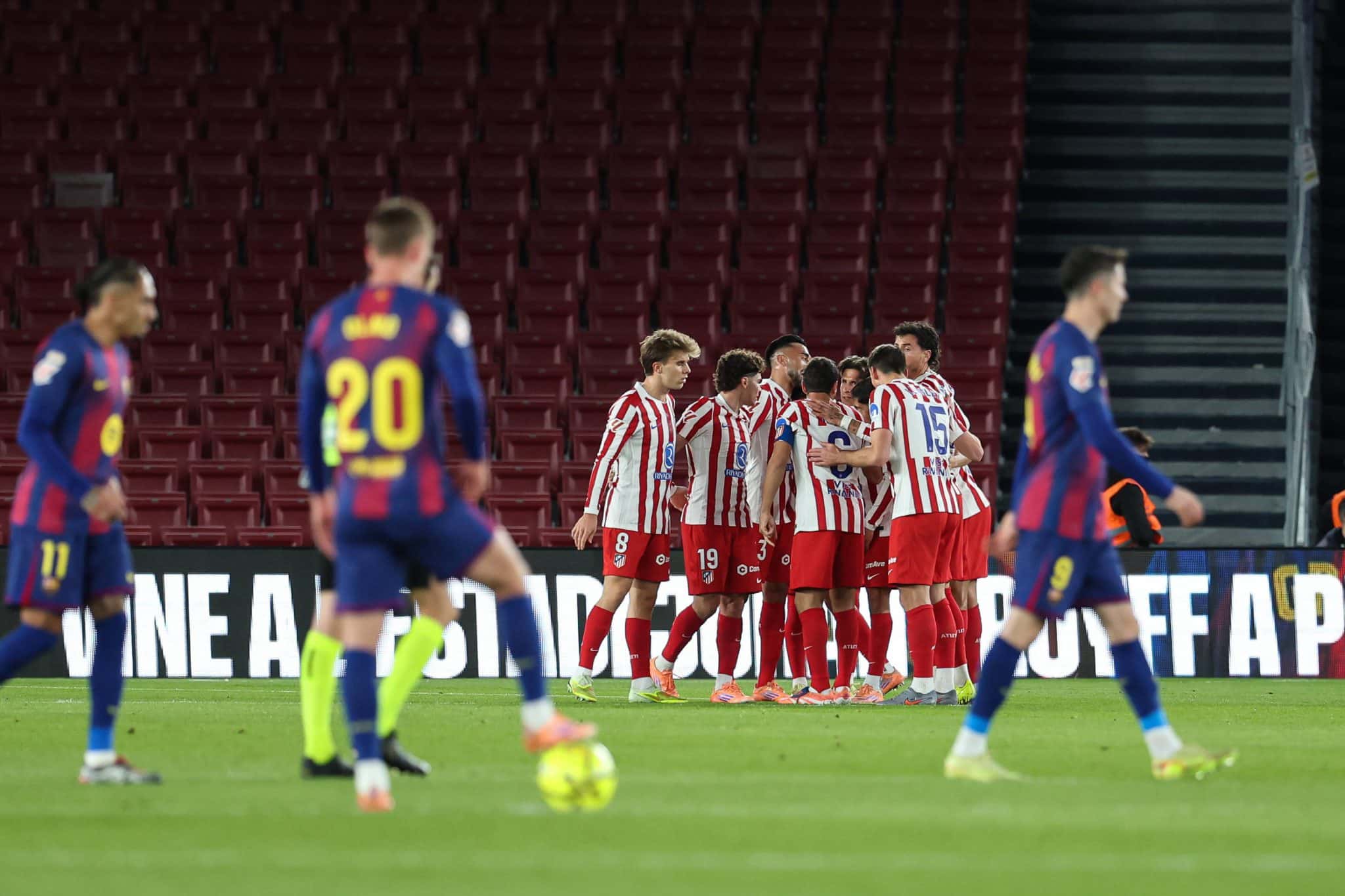 Time do Atl&eacute;tico de Madrid comemora gol contra o Barcelona
