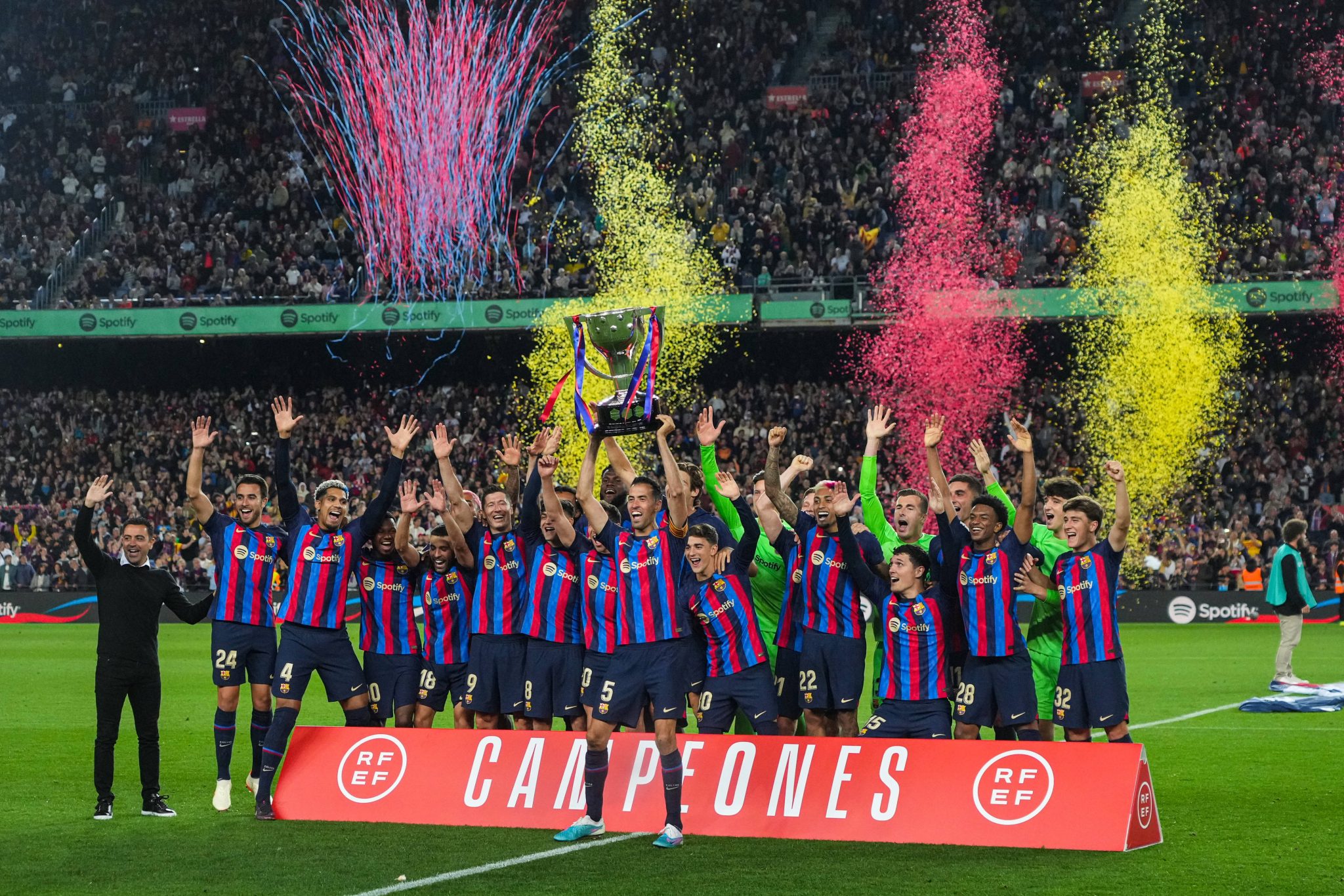 Barcelona ergue ta&ccedil;a de LaLiga 2022/23 (Foto: Imago)