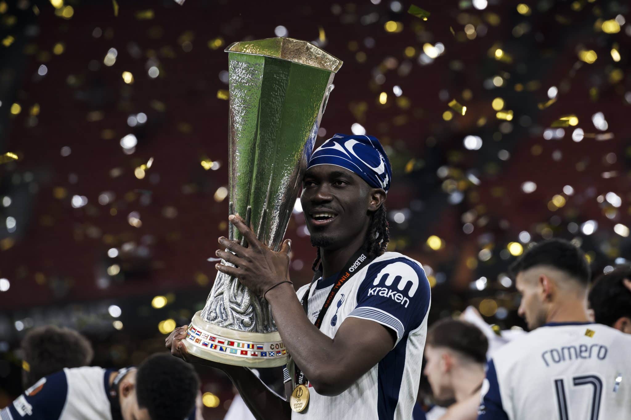 Bissouma ergue a ta&ccedil;a da Liga Europa