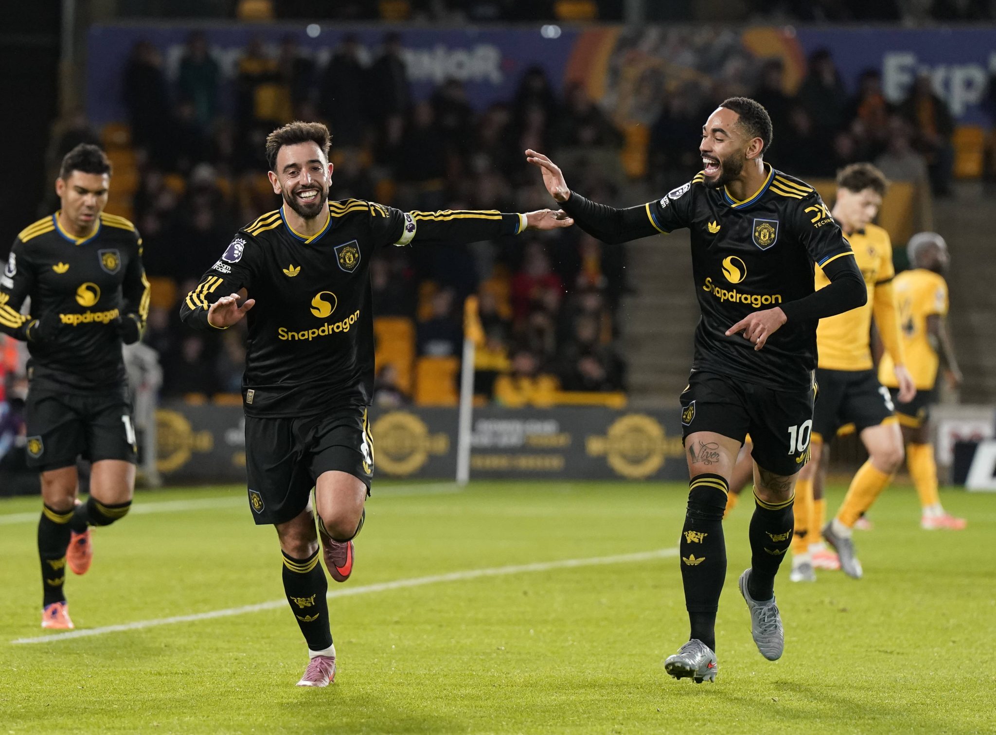 Dupla no ataque funciona, mas fragilidades do United ainda aparecem em goleada