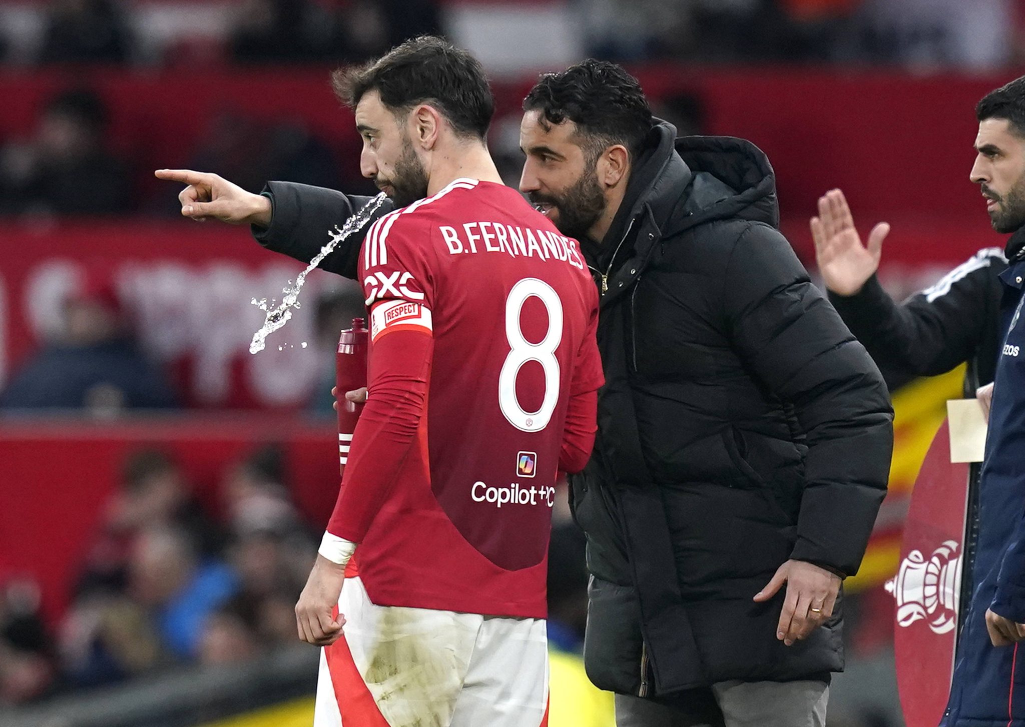 Ruben Amorim orienta Bruno Fernandes durante jogo do Manchester United 