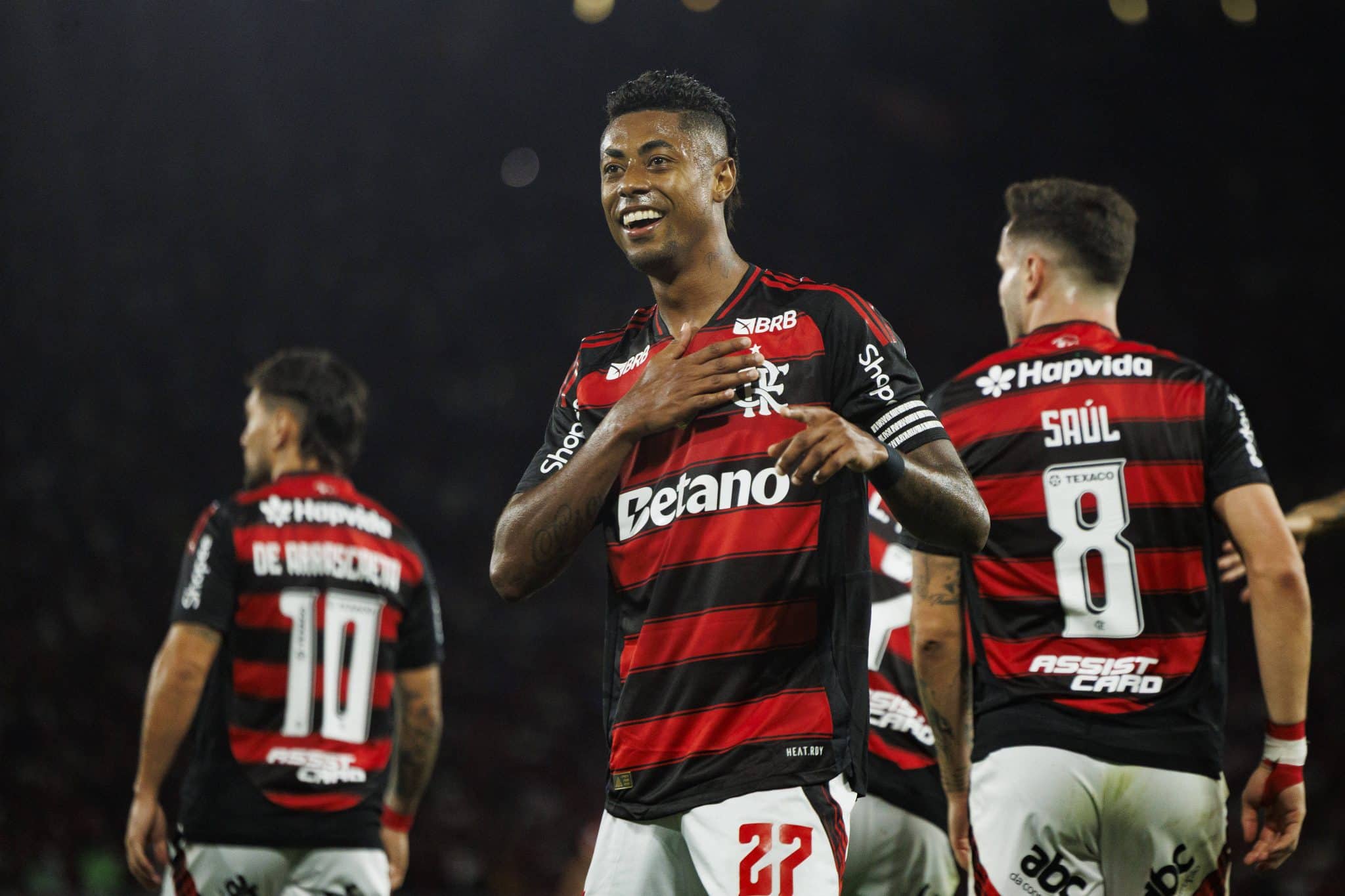 Bruno Henrique celebra gol pelo Flamengo