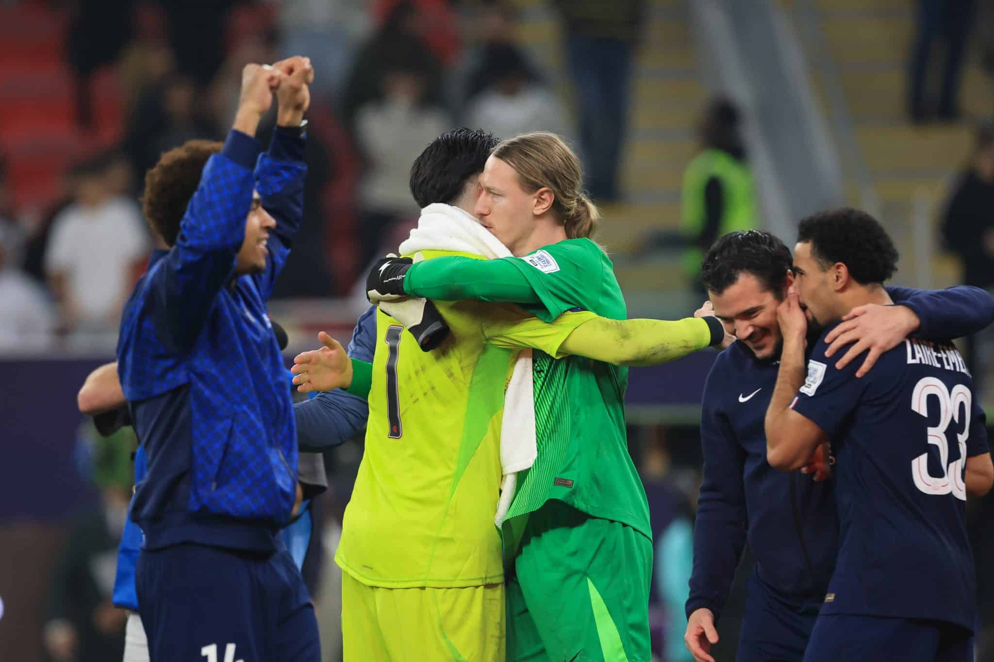 Safonov comemora t&iacute;tulo com Chevalier