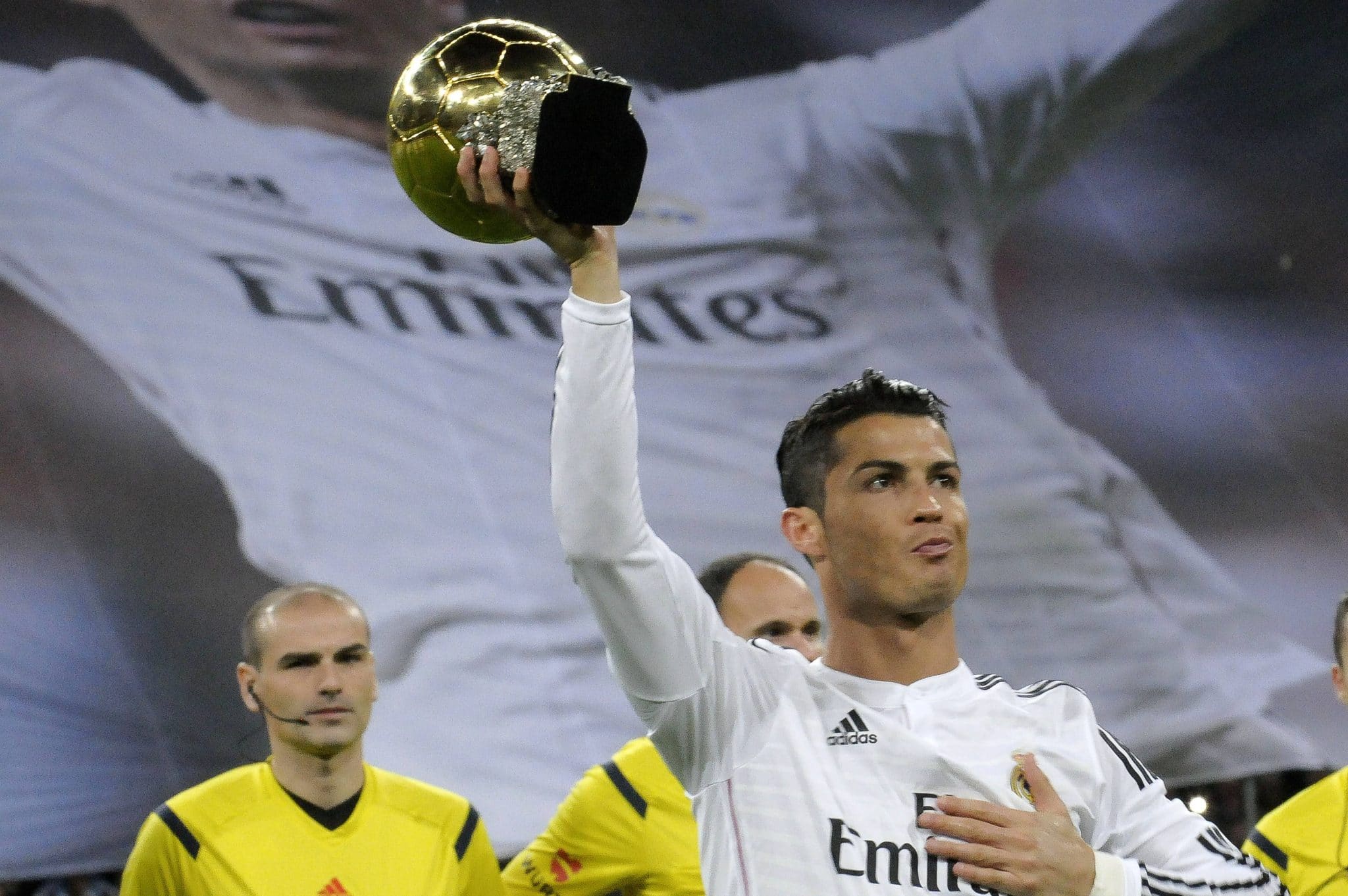 Cristiano Ronaldo, &agrave; &eacute;poca no Real Madrid, com a Bola de Ouro da temporada 2014
