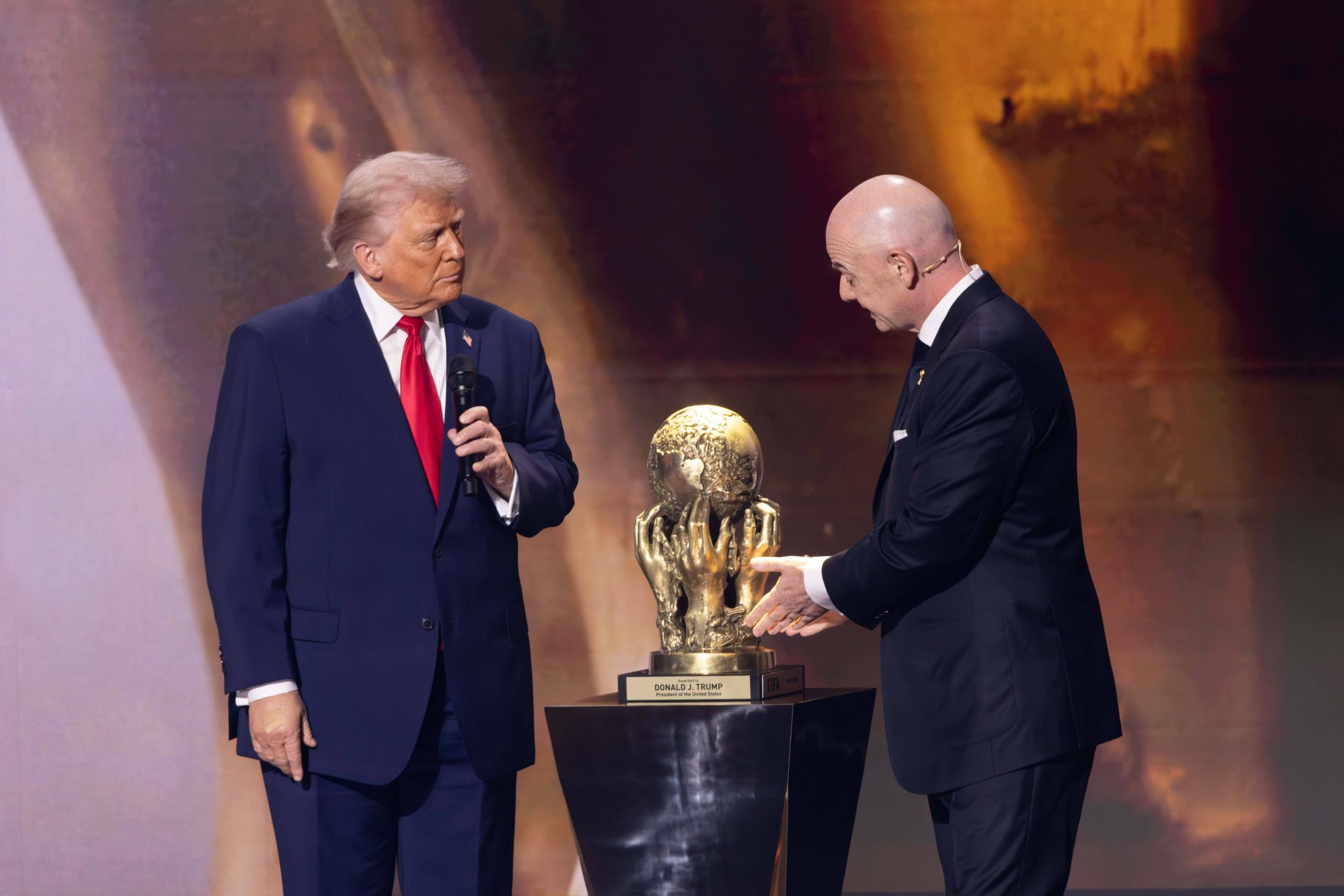 Comit&ecirc; de &Eacute;tica recebe den&uacute;ncia para investigar Infantino ap&oacute;s Trump ganhar Pr&ecirc;mio da Paz