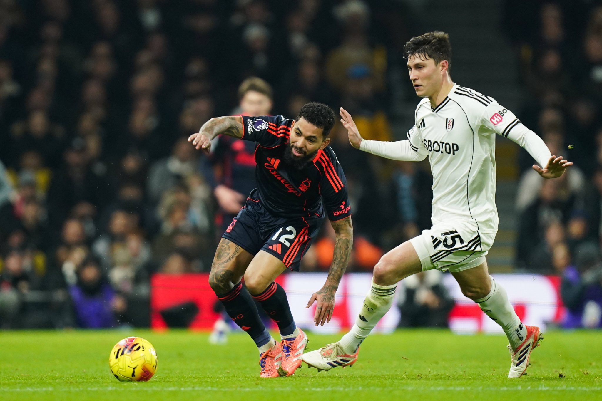 Douglas Luiz em a&ccedil;&atilde;o durante Fulham x Forest