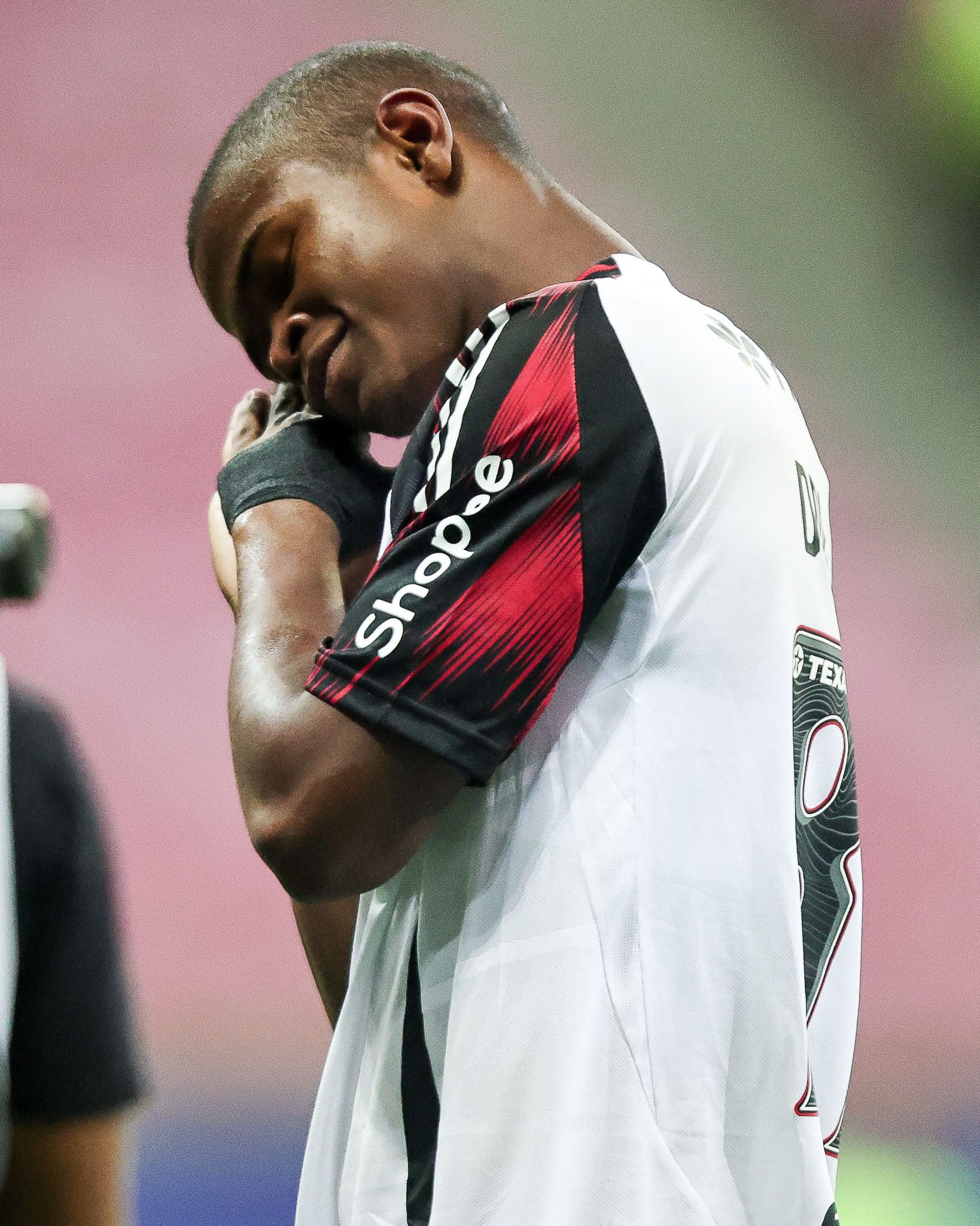 Douglas Telles celebra gol contra o Sport