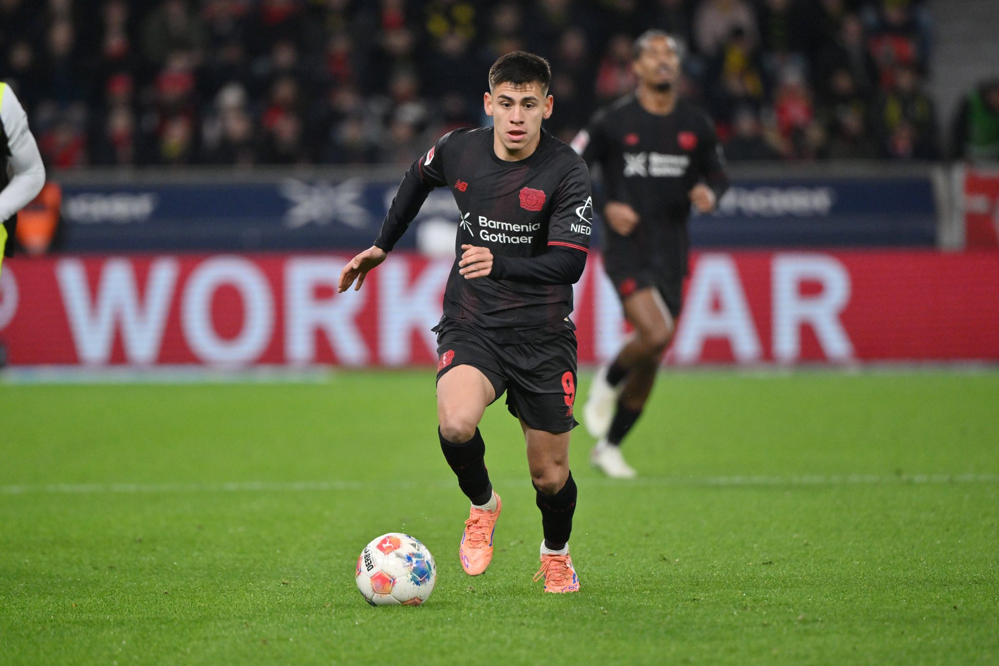 Echeverri pelo Leverkusen