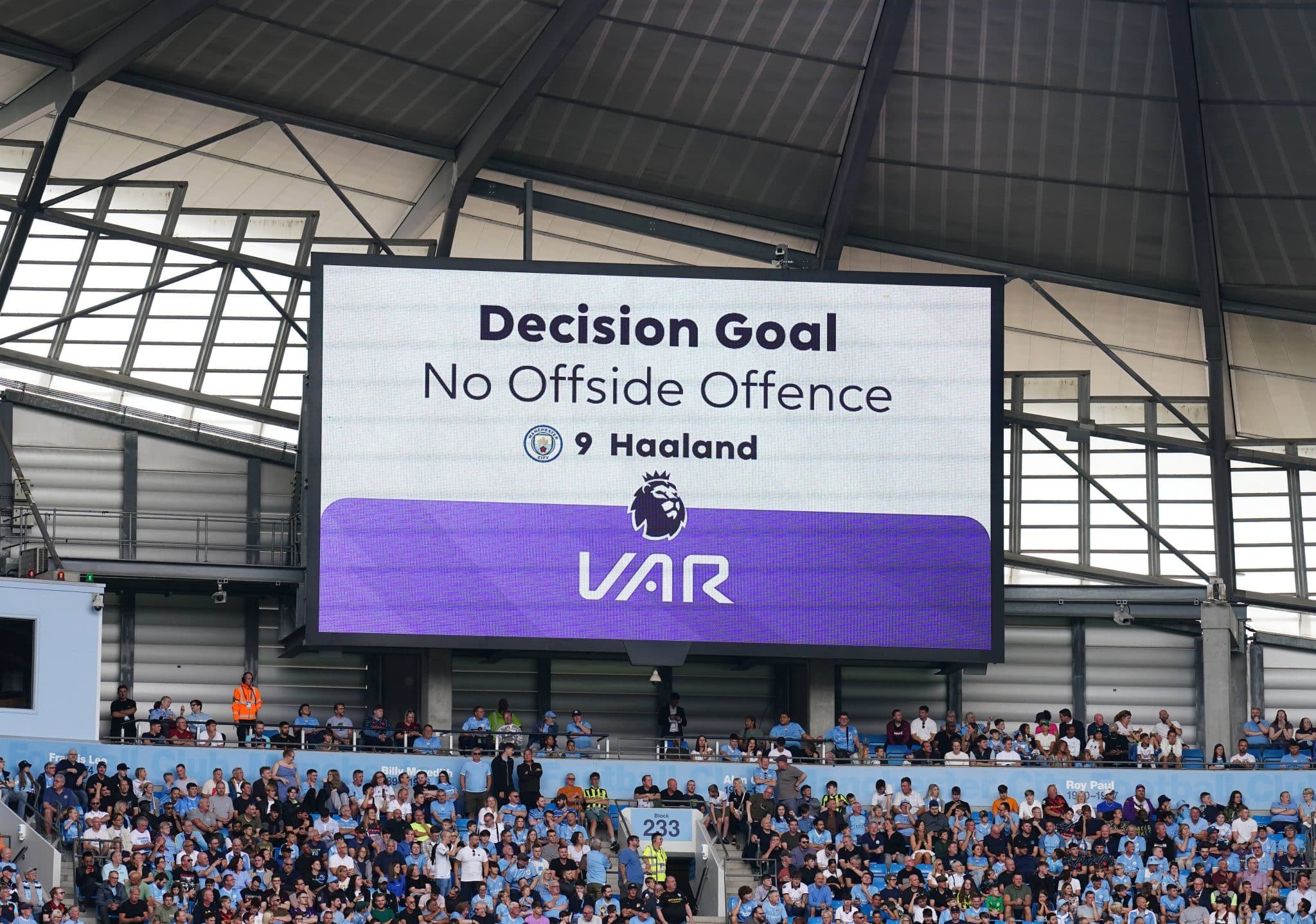 VAR confirma que Haaland est&aacute; em posi&ccedil;&atilde;o legal (Foto: Imago)