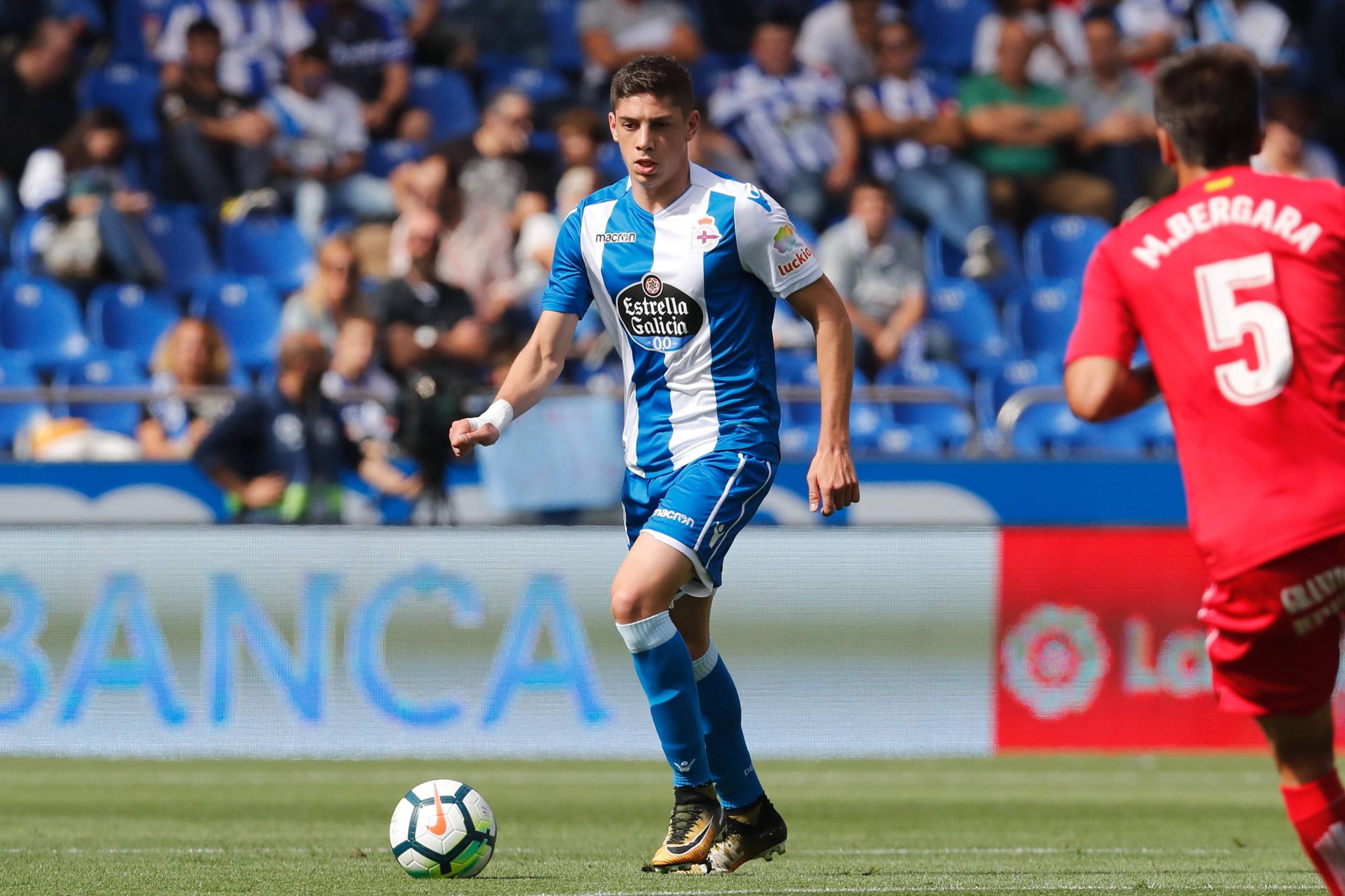 Fede Valverde em partida pelo Deportivo La Coru&ntilde;a