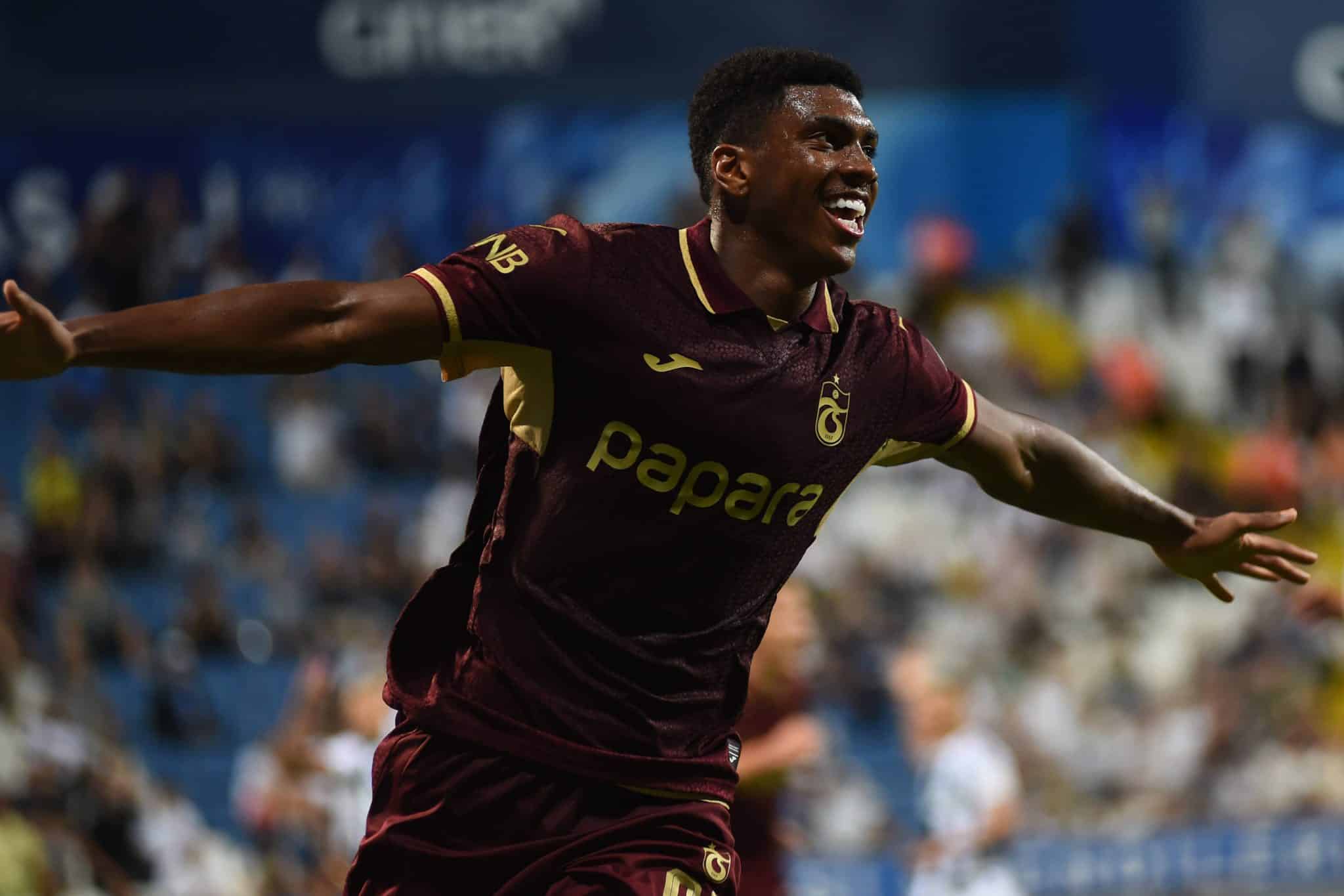 Felipe Augusto celebra gol pelo Trabzonspor 