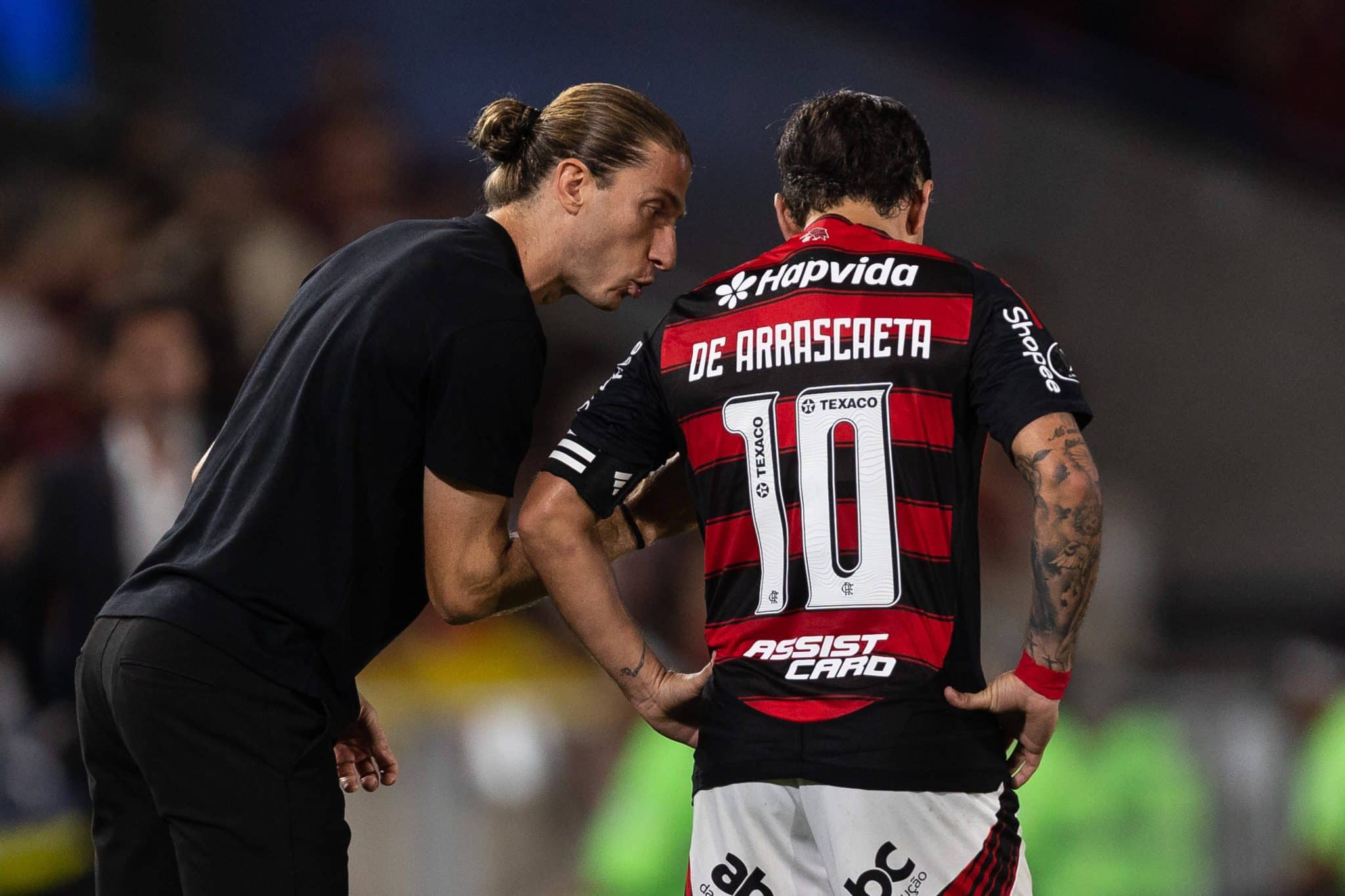 Filipe Lu&iacute;s d&aacute; instru&ccedil;&otilde;es a Arrascaeta em jogo do Flamengo