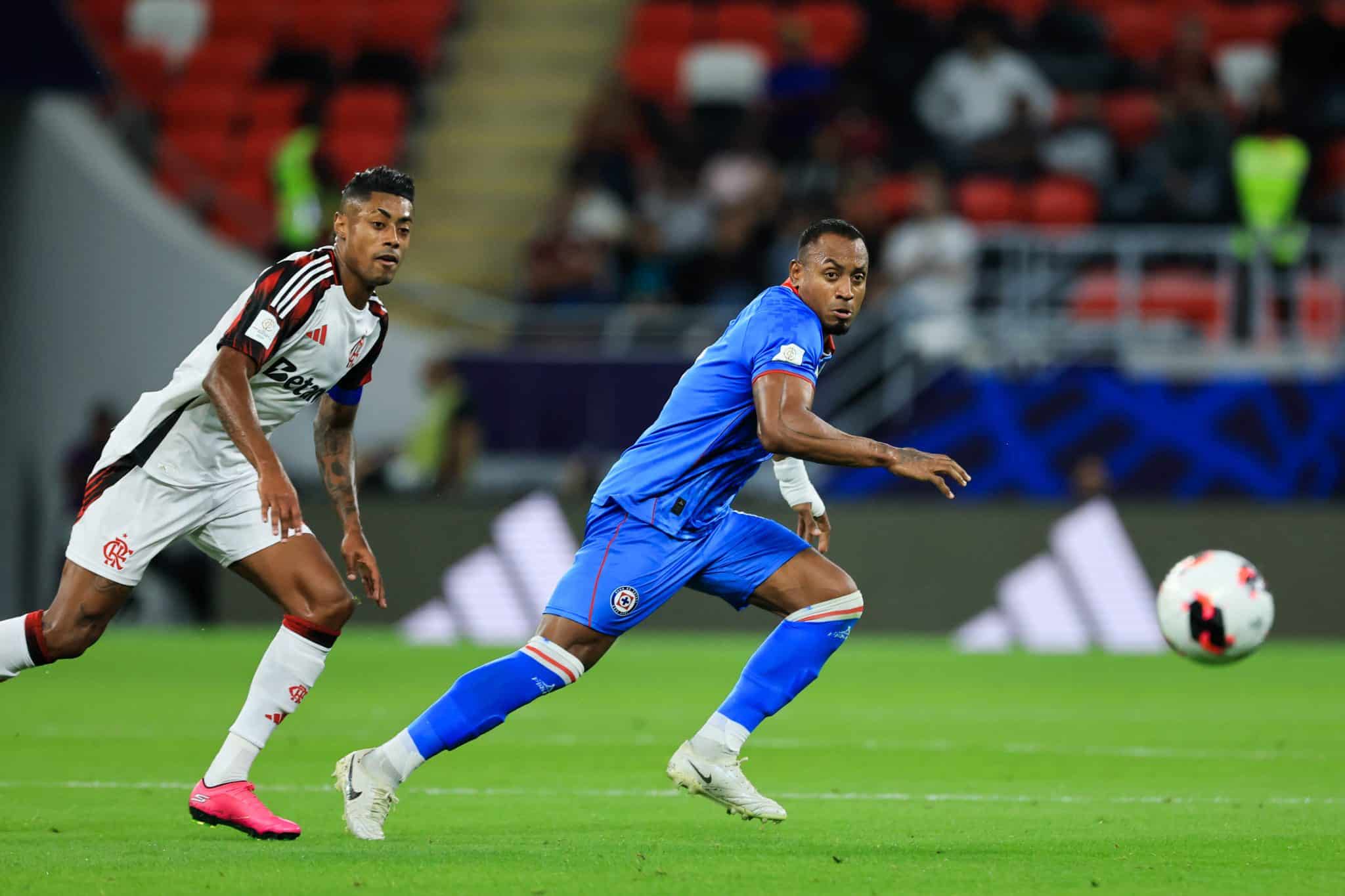 Cruz Azul engrossou o jogo contra o Flamengo (Foto: Iconsport)