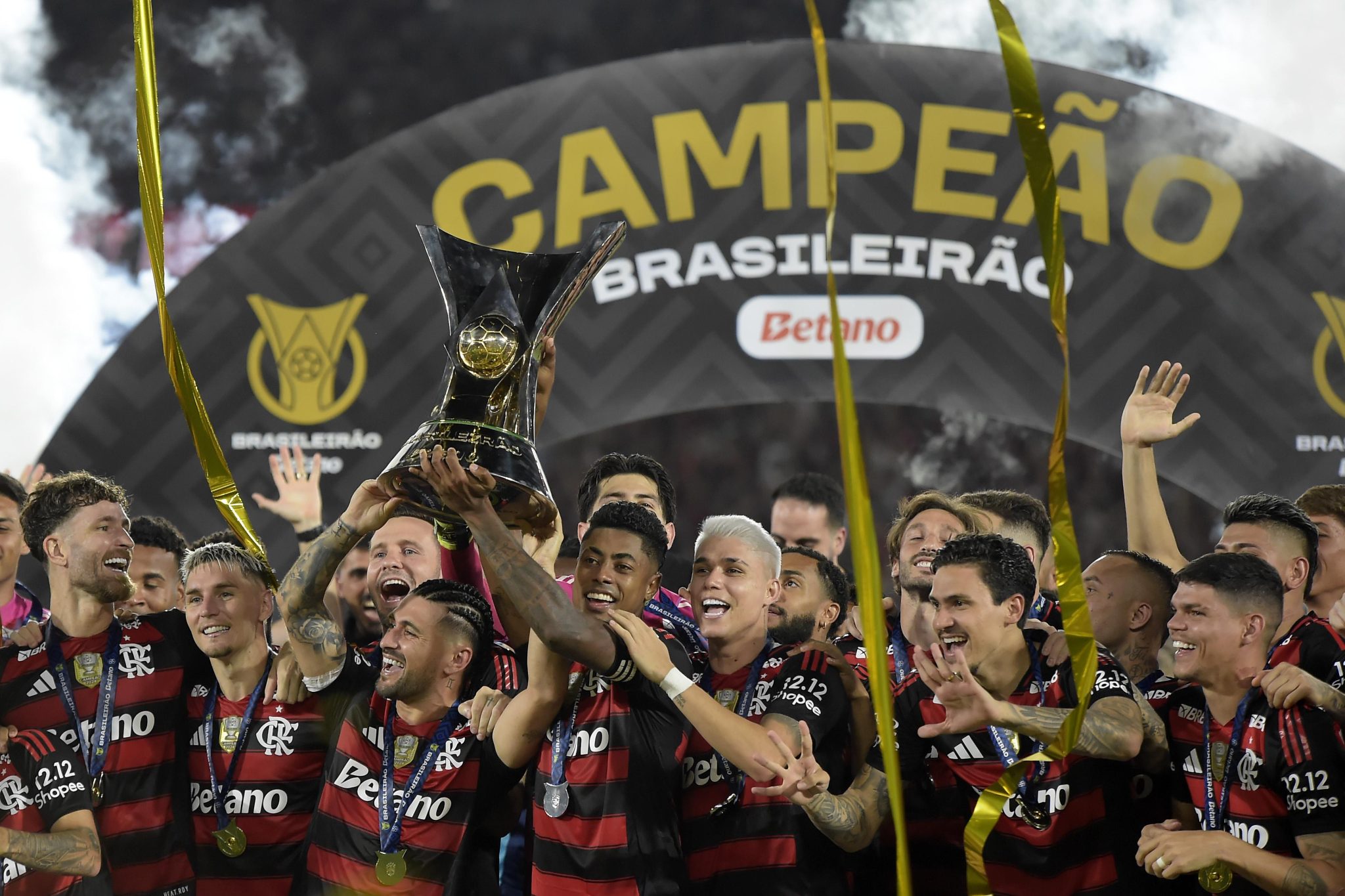 T&iacute;tulo brasileiro do Flamengo &eacute; chancela para Filipe Lu&iacute;s e coroa prioridade do clube