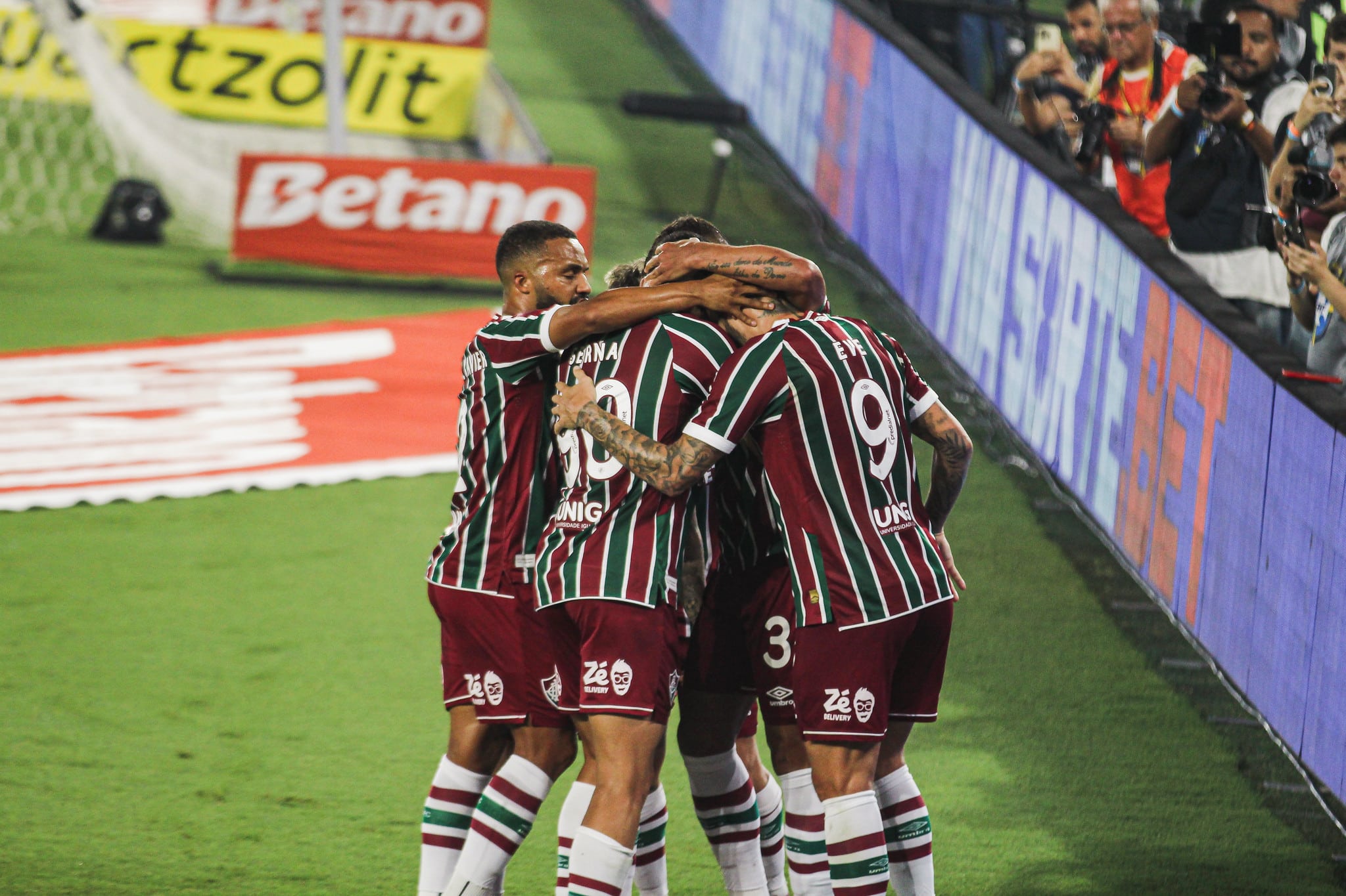 Jogadores do Fluminense comemoram gol contra o Vasco