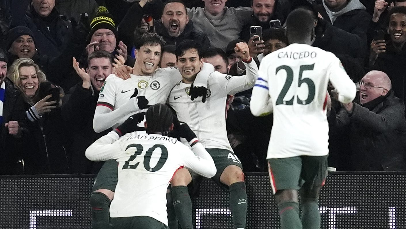 Garnacho celebra gol com companheiros de Chelsea