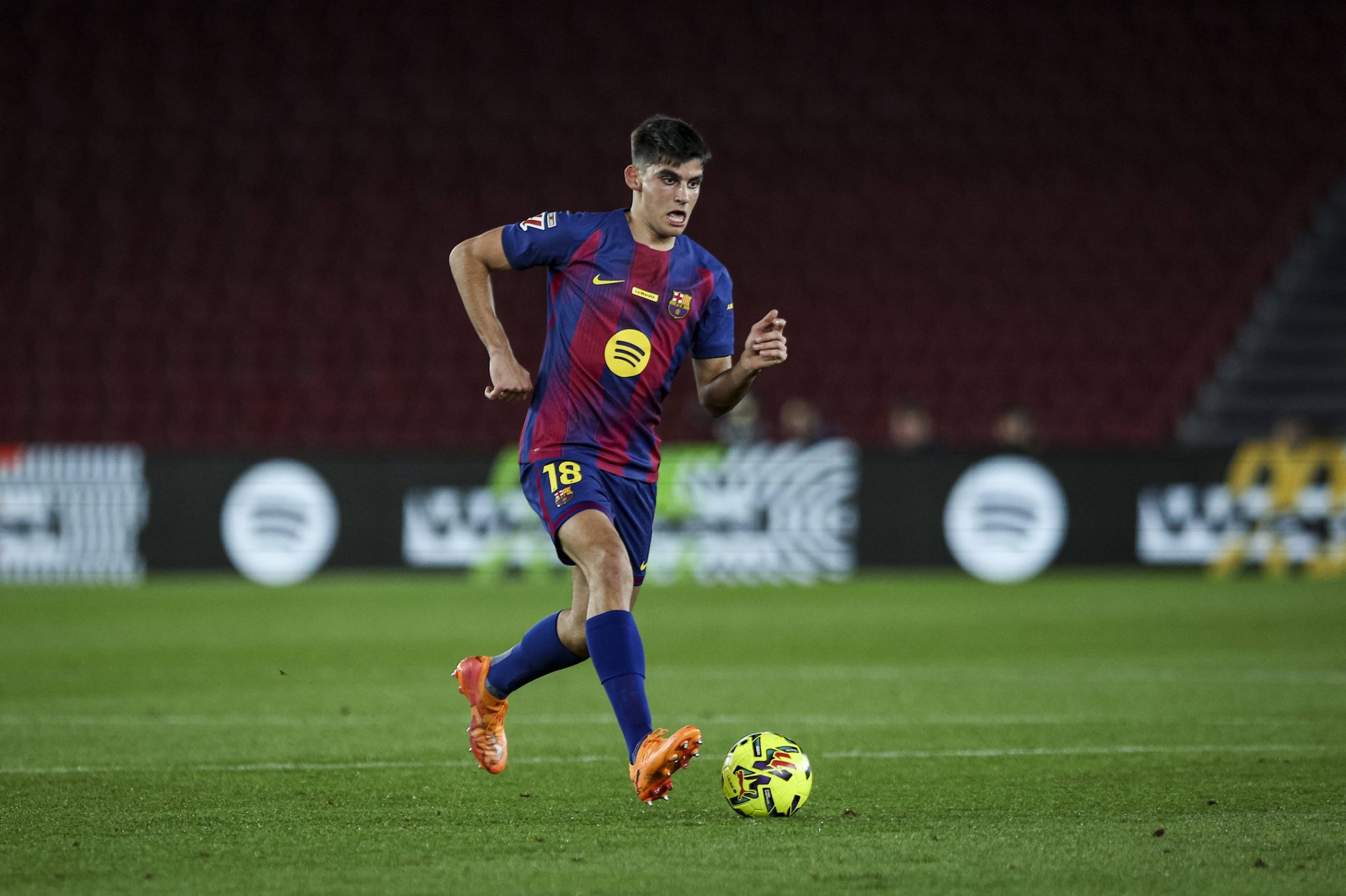 Gerard Mart&iacute;n atuando como zagueiro no Barcelona
