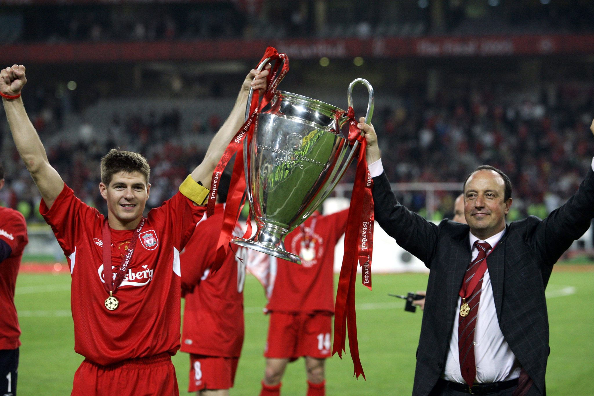 Gerrard e Rafa Ben&iacute;tez com a ta&ccedil;a da Champions League 