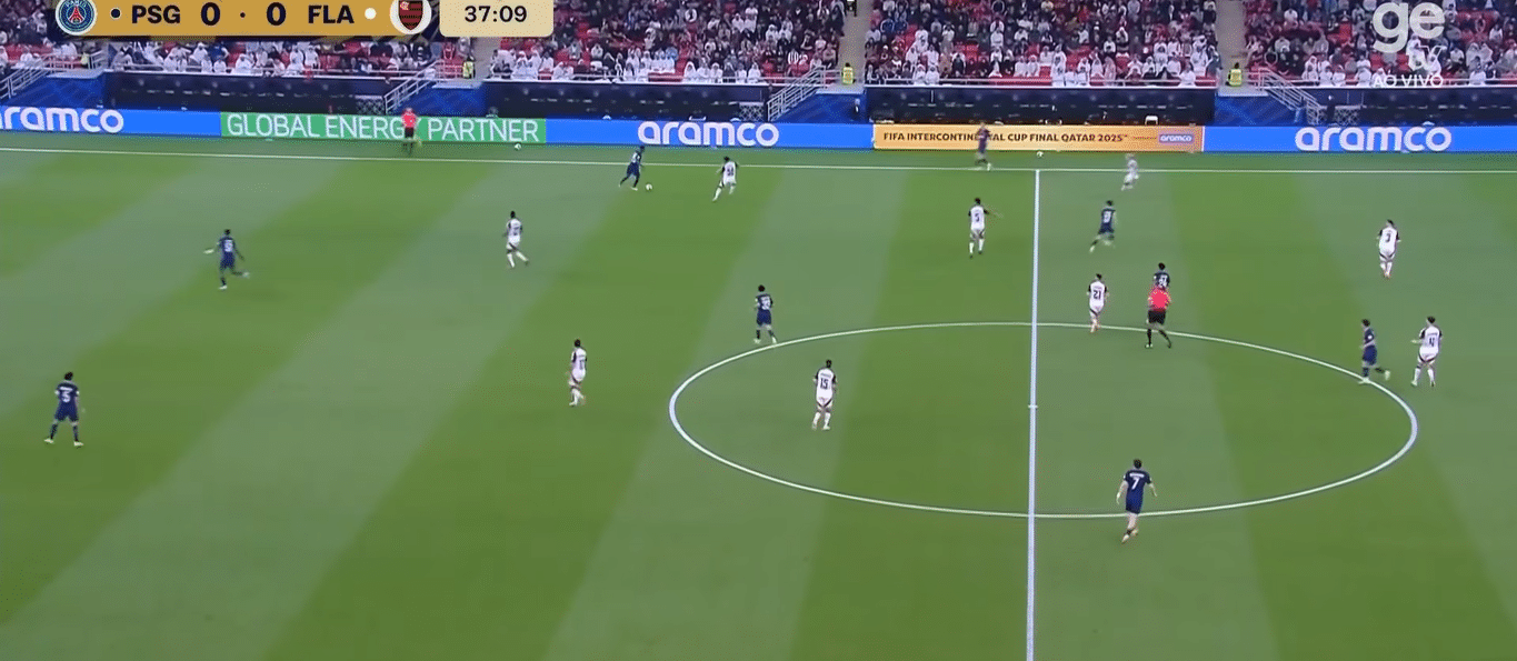 O in&iacute;cio da jogada do gol do PSG tem Fabi&aacute;n Ru&iacute;z de "ponta" e Vitinha surpresa no ataque