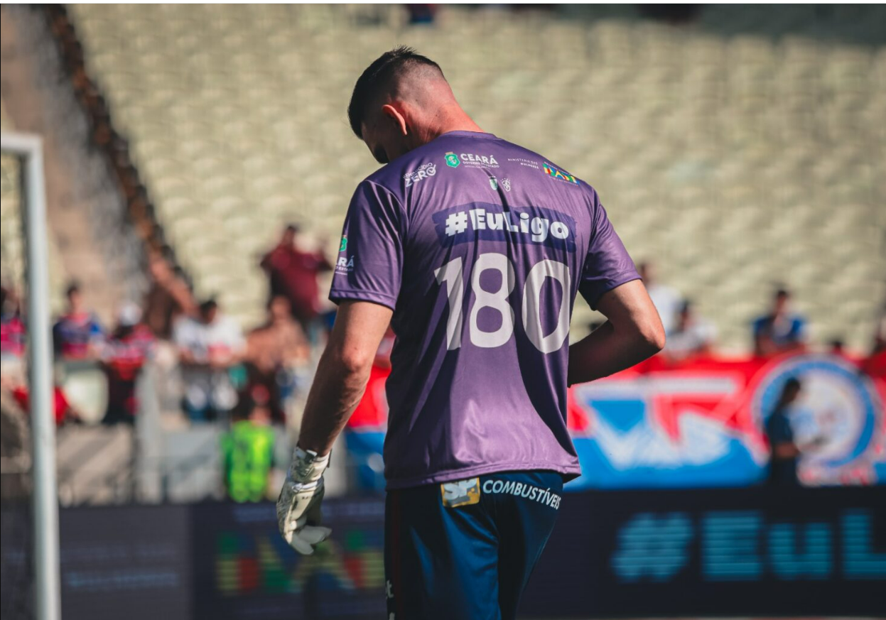 Em 2024, goleiro do Fortaleza, Jo&atilde;o Ricardo usou o n&uacute;mero 180 em a&ccedil;&atilde;o de Combate &agrave; Viol&ecirc;ncia Contra a Mulher (Foto: Mateus Lotif/FEC)