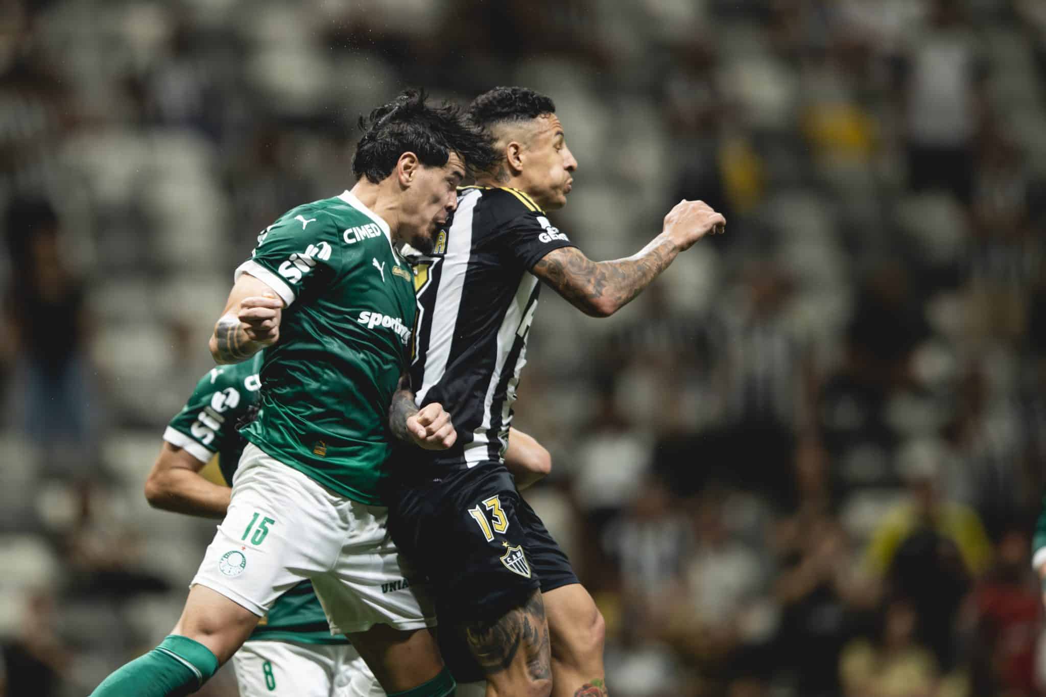 Gustavo G&oacute;mez e Arana em jogo entre Palmeiras e Atl&eacute;tico 