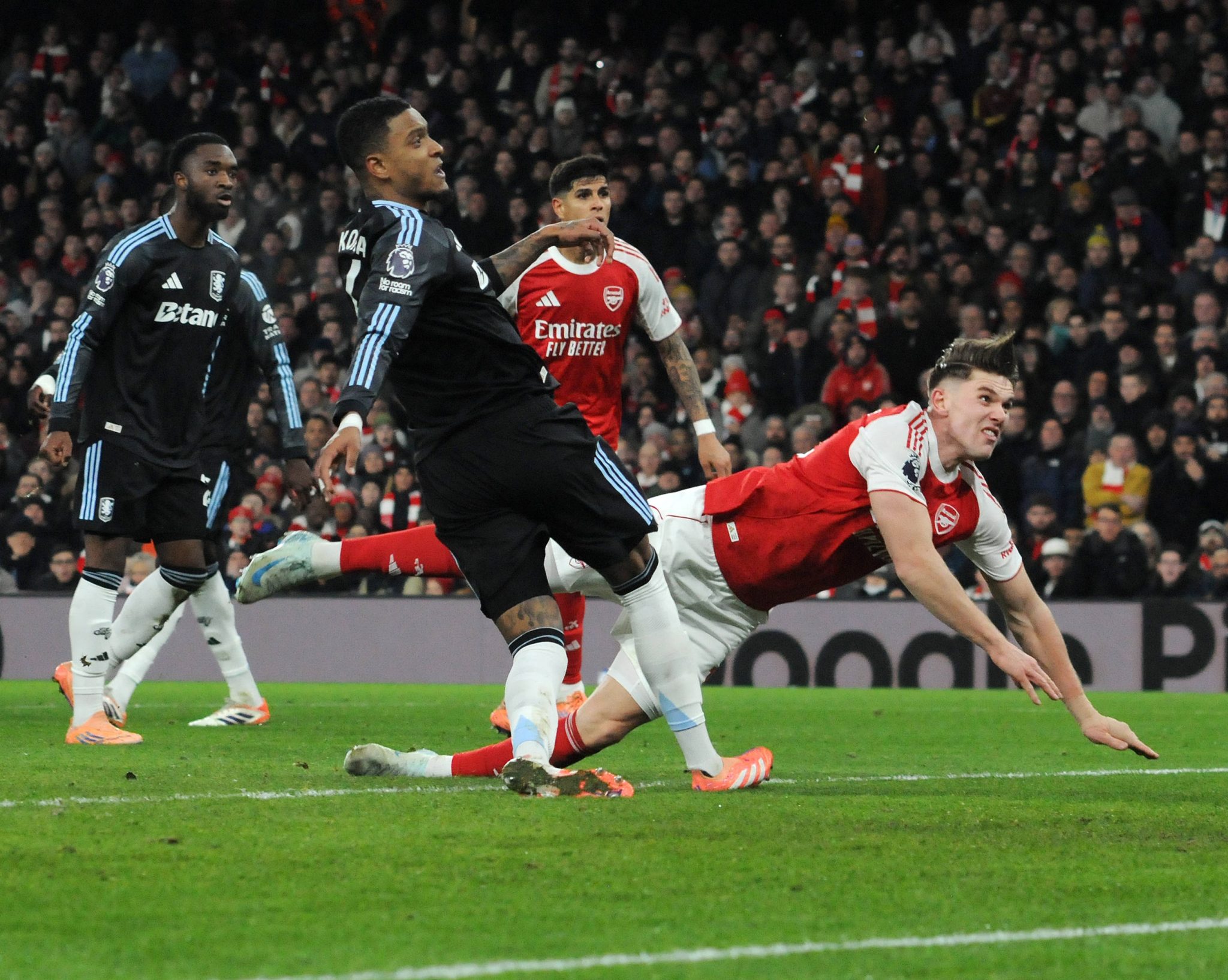 Gyokeres ap&oacute;s tentativa de cabe&ccedil;a em jogo entre Arsenal e Aston Villa