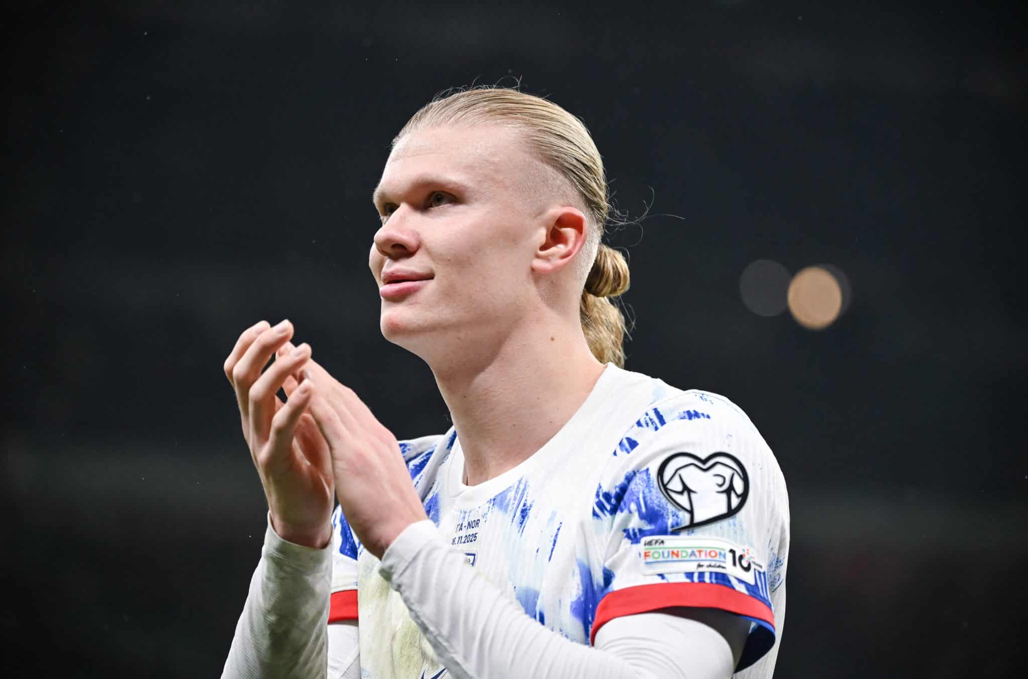 Haaland comemora ap&oacute;s a classifica&ccedil;&atilde;o da Noruega ao Mundial (Foto: Imago)