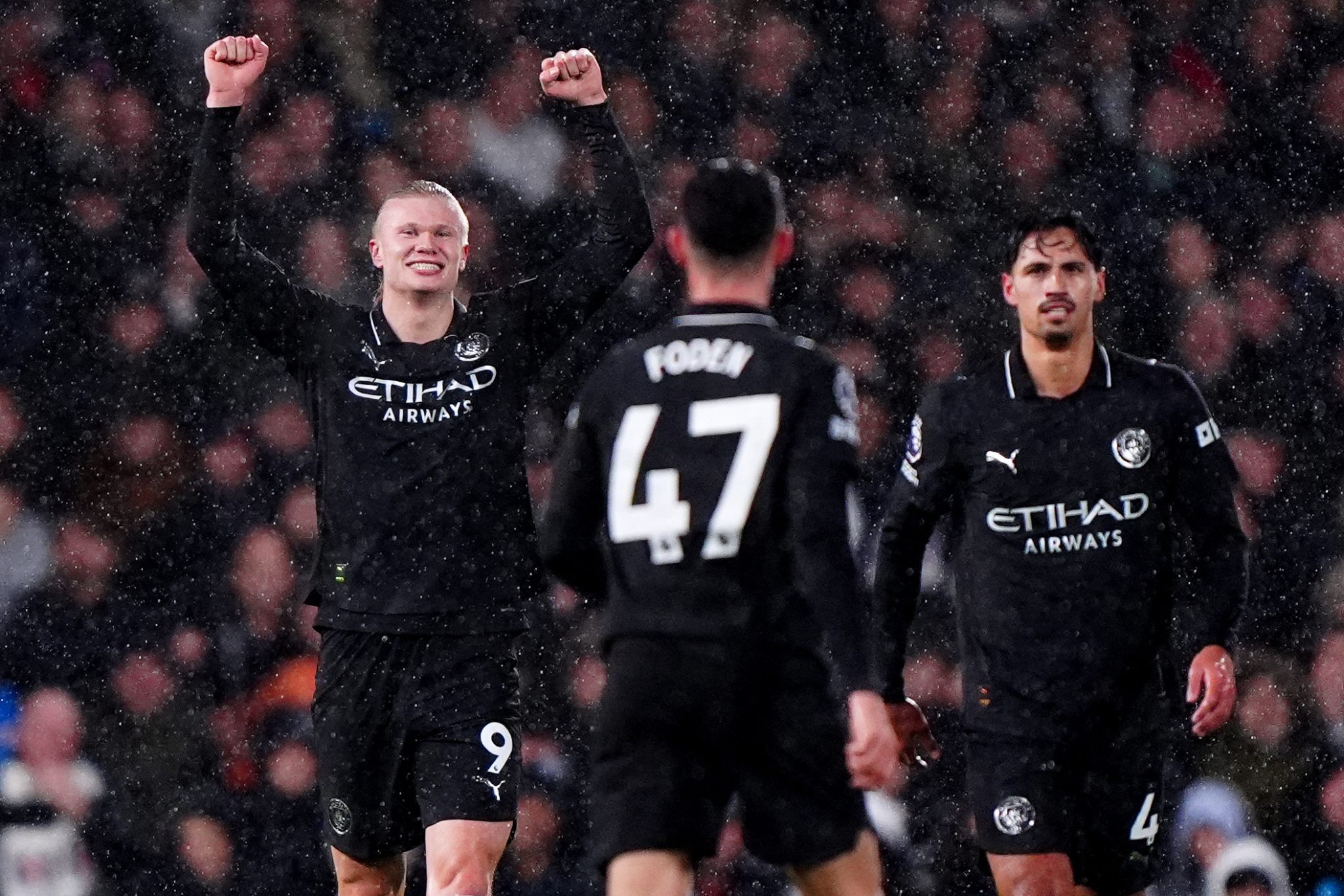 Haaland quebra recorde de lenda inglesa em jogo maluco do Manchester City
