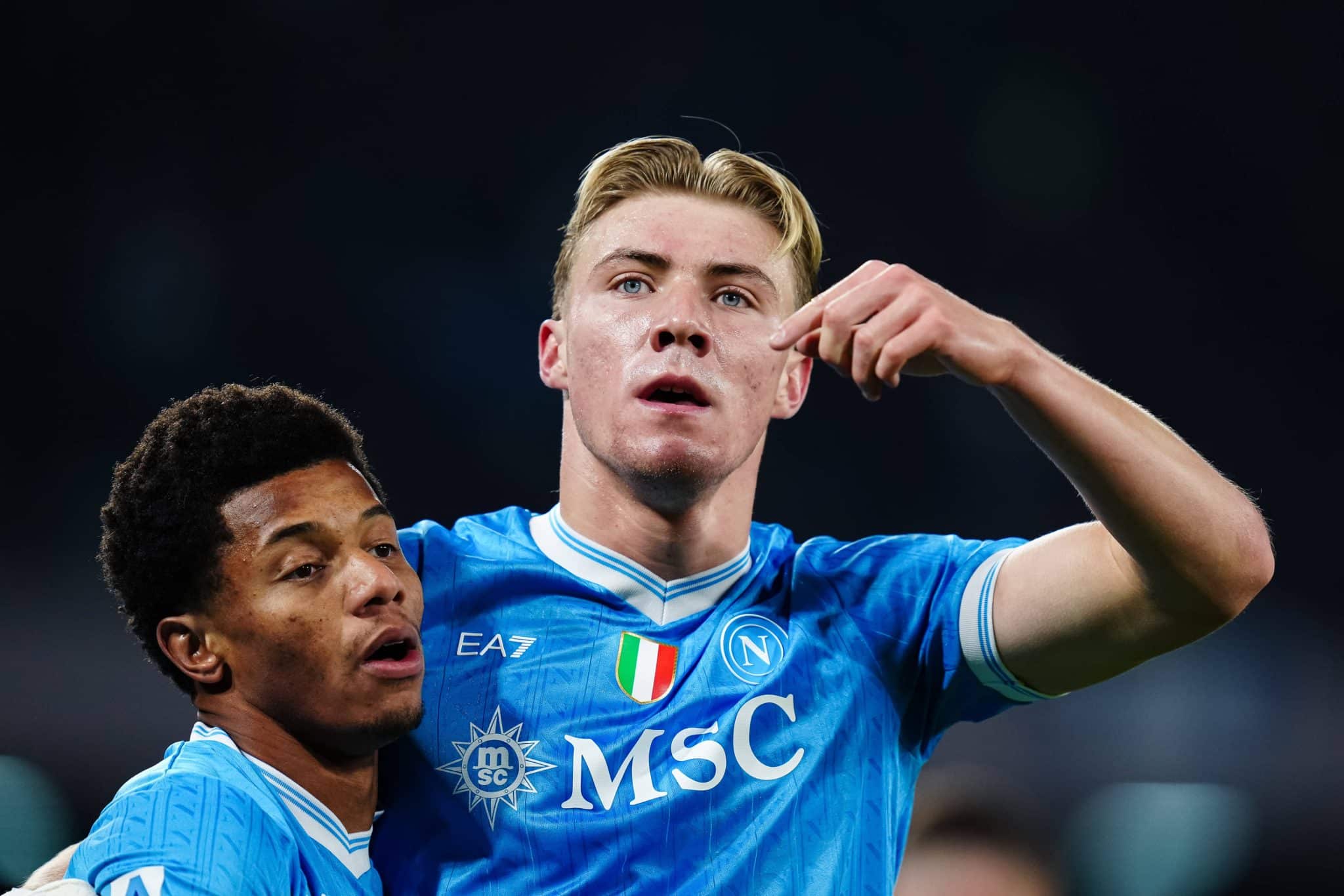 David Neres e Hojliund celebram gol do Napoli 