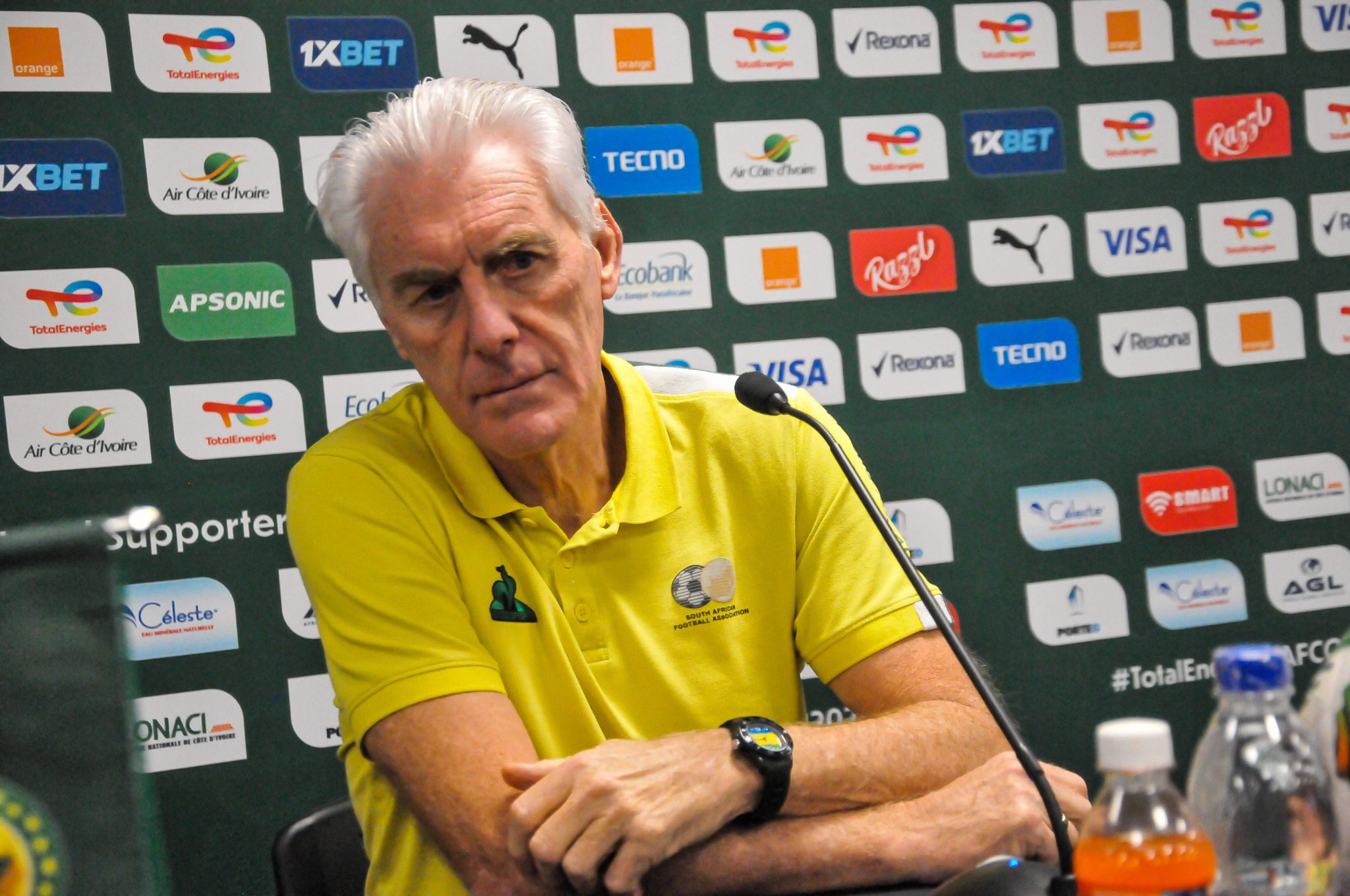 &lsquo;Menino negro, menino branco&rsquo;: Falas racistas e sexistas de t&eacute;cnico geram crise antes da Copa Africana