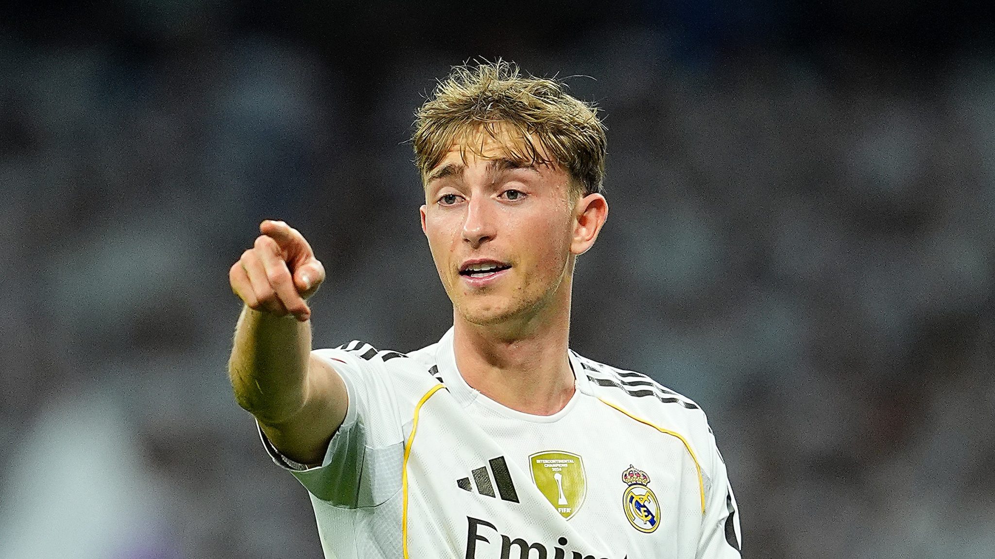 Real Madrid supera ass&eacute;dio de rivais e renova contrato de &lsquo;novo Huijsen&rsquo;