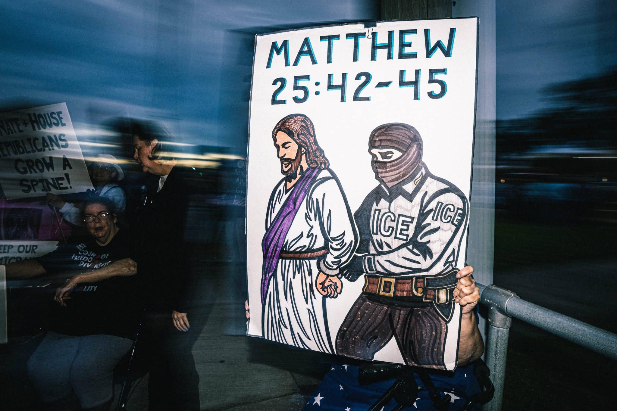 Protesto contra pol&iacute;tica anti-imigra&ccedil;&atilde;o do governo Trump tem cartaz com desenho de Jesus Cristo sendo detido pelo ICE