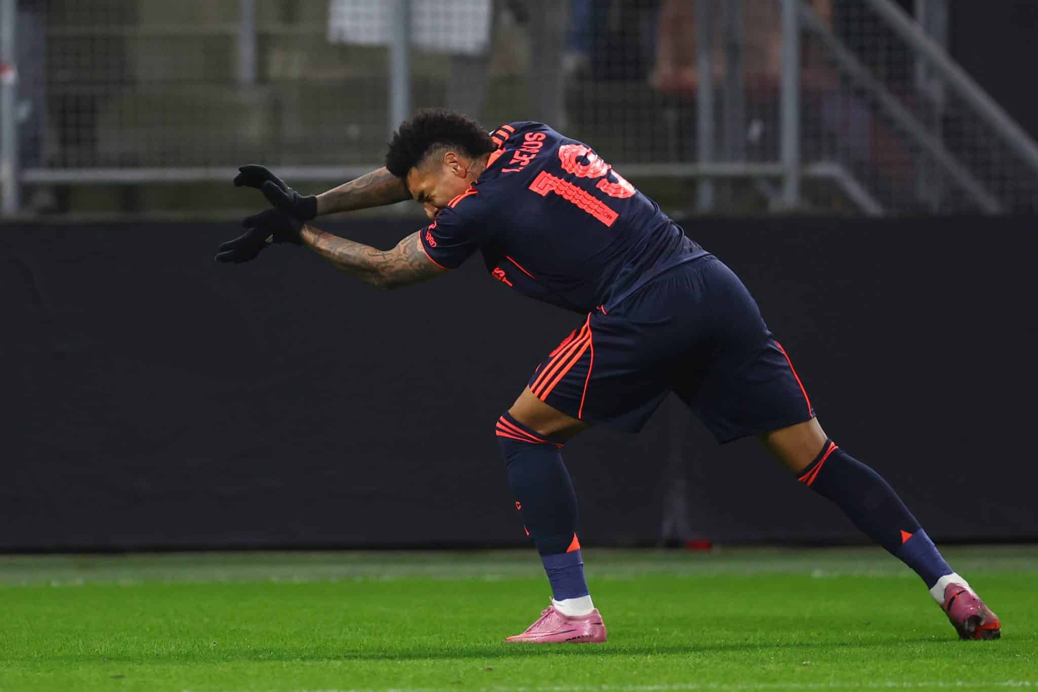 Igor Jesus comemora gol pelo Nottingham Forest (Foto: Imago)