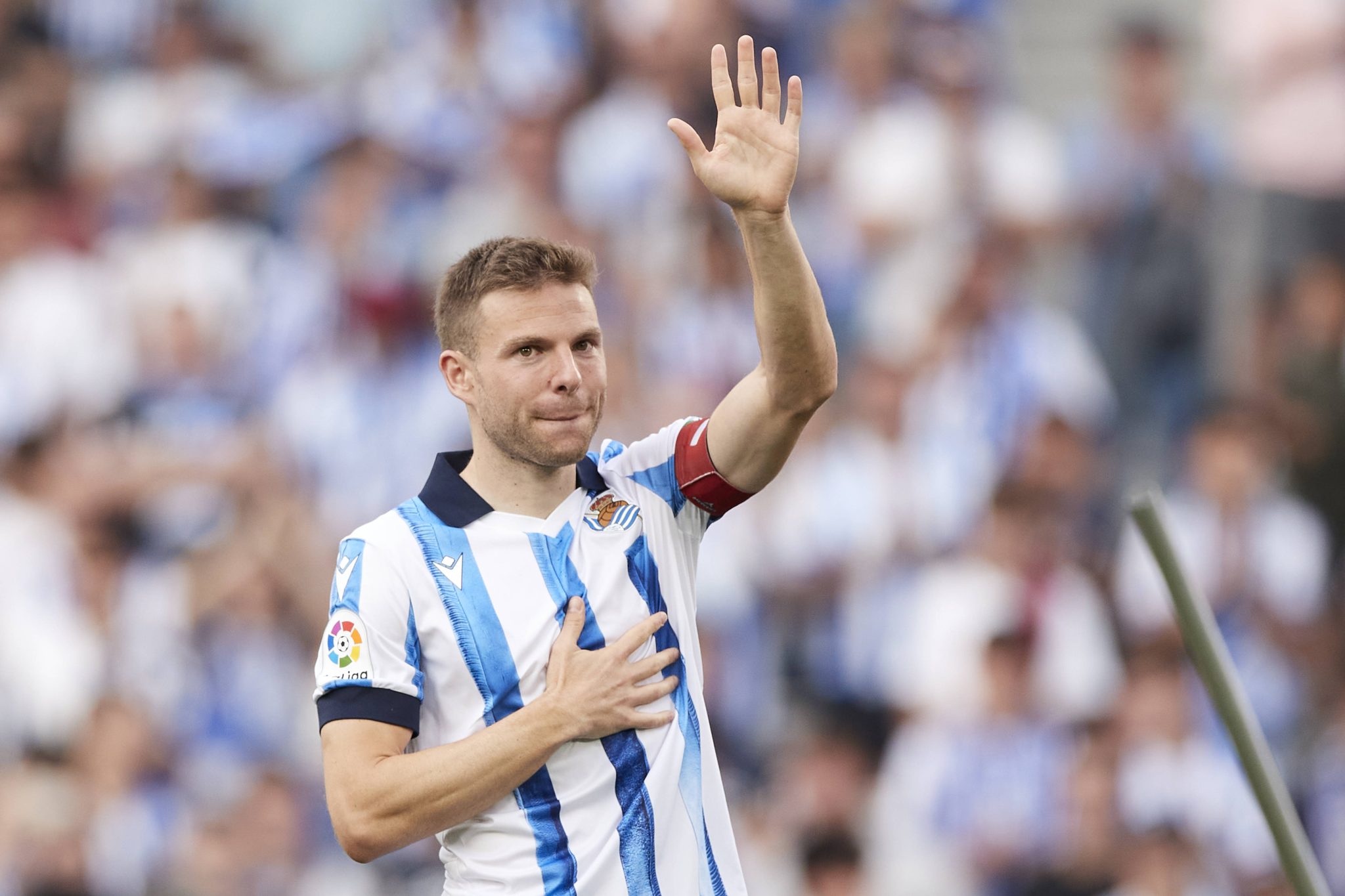 Illarramendi acena para torcedores da Real Sociedad
