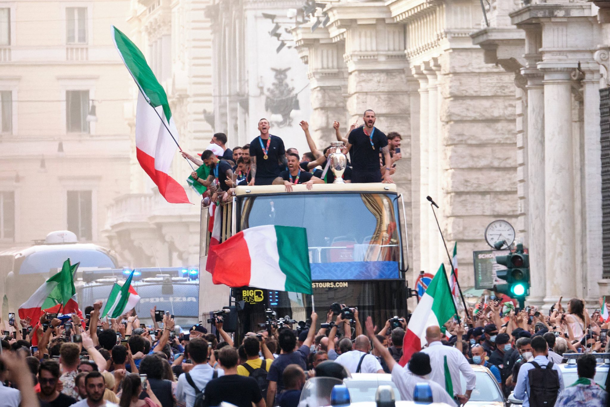 It&aacute;lia celebra t&iacute;tulo da Euro de 2020 com torcedores (Foto: Imago)